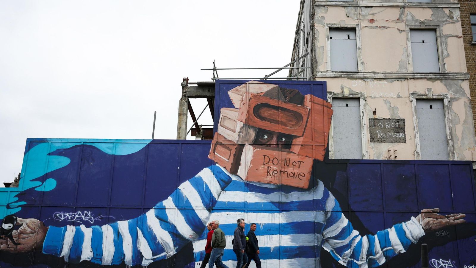 El mural 'Do not remove', uno de los más populares de Dublín.