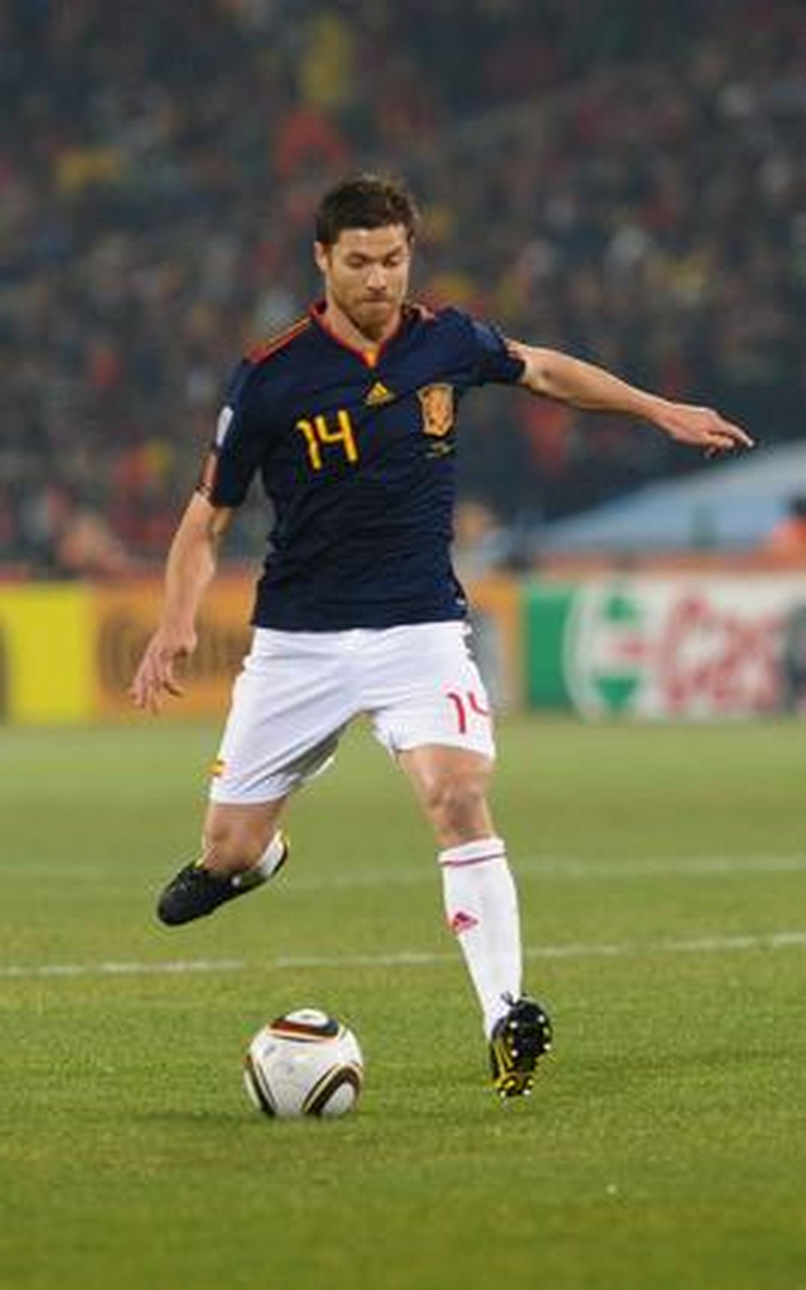 Alonso, distribuyendo desde su posición de pivote defensivo. / Reportaje gráfico: EFE, Reuters, AFP.