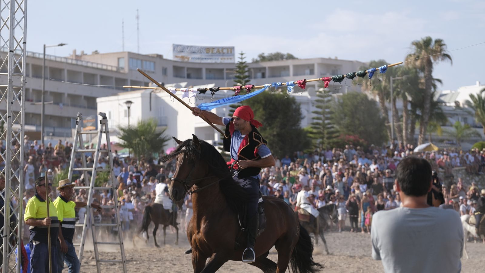 Imágenes de la carrera de cintas a caballo en las Fiestas de Moros y Cristianos de Mojácar