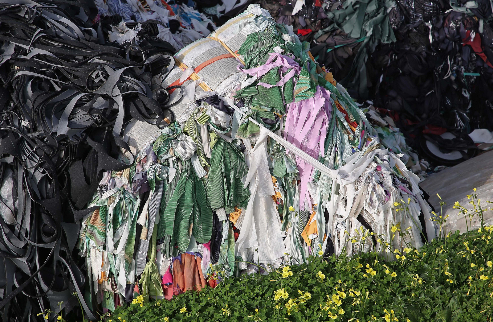 Fotos del vertedero ilegal de restos textiles y retales en el Cortijo Real en Algeciras