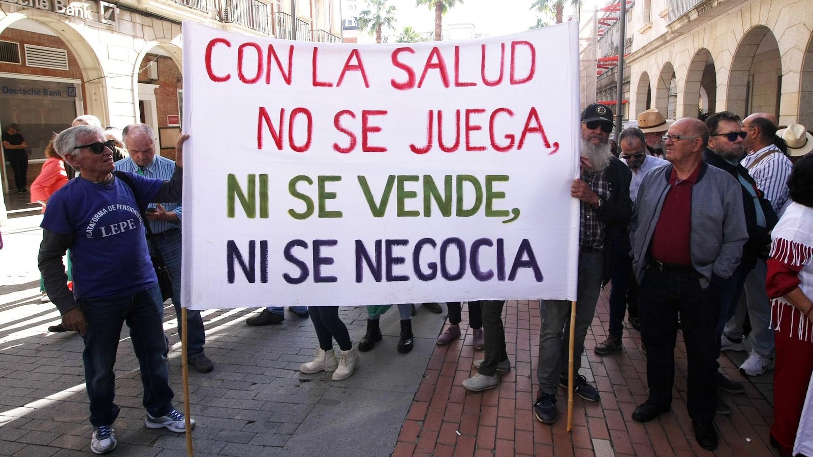 Manifestantes muestran una pancarta contra la privatización de la pública