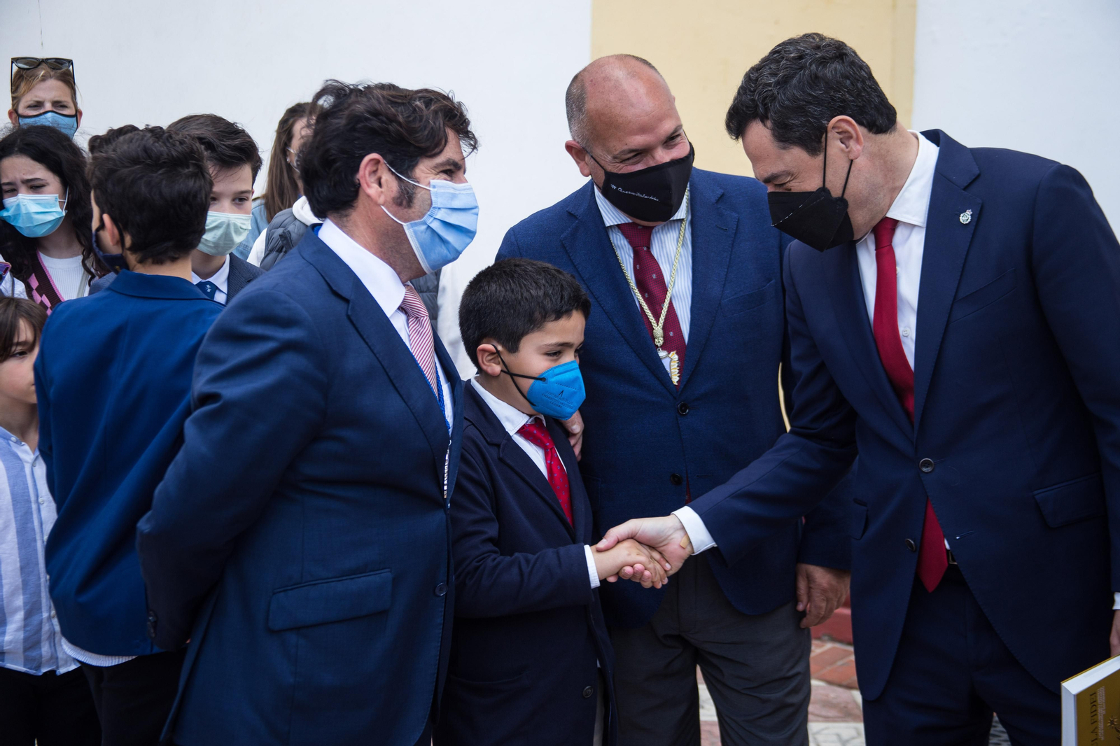 Así ha sido la visita del presidente de la Junta a las hermandades del Lunes Santo de San Fernando