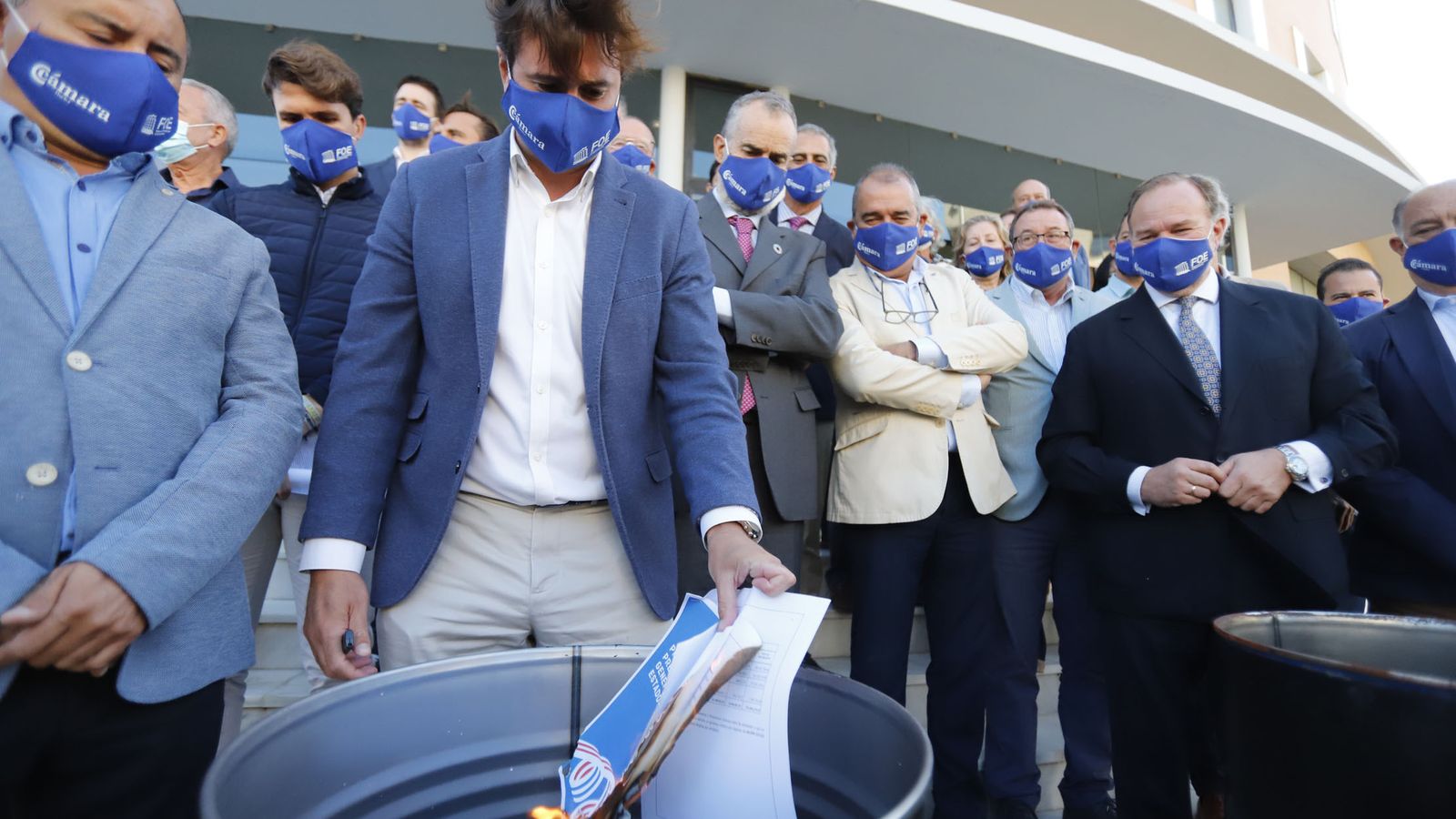 Daniel Toscano en el momento de la quema de los Presupuestos.