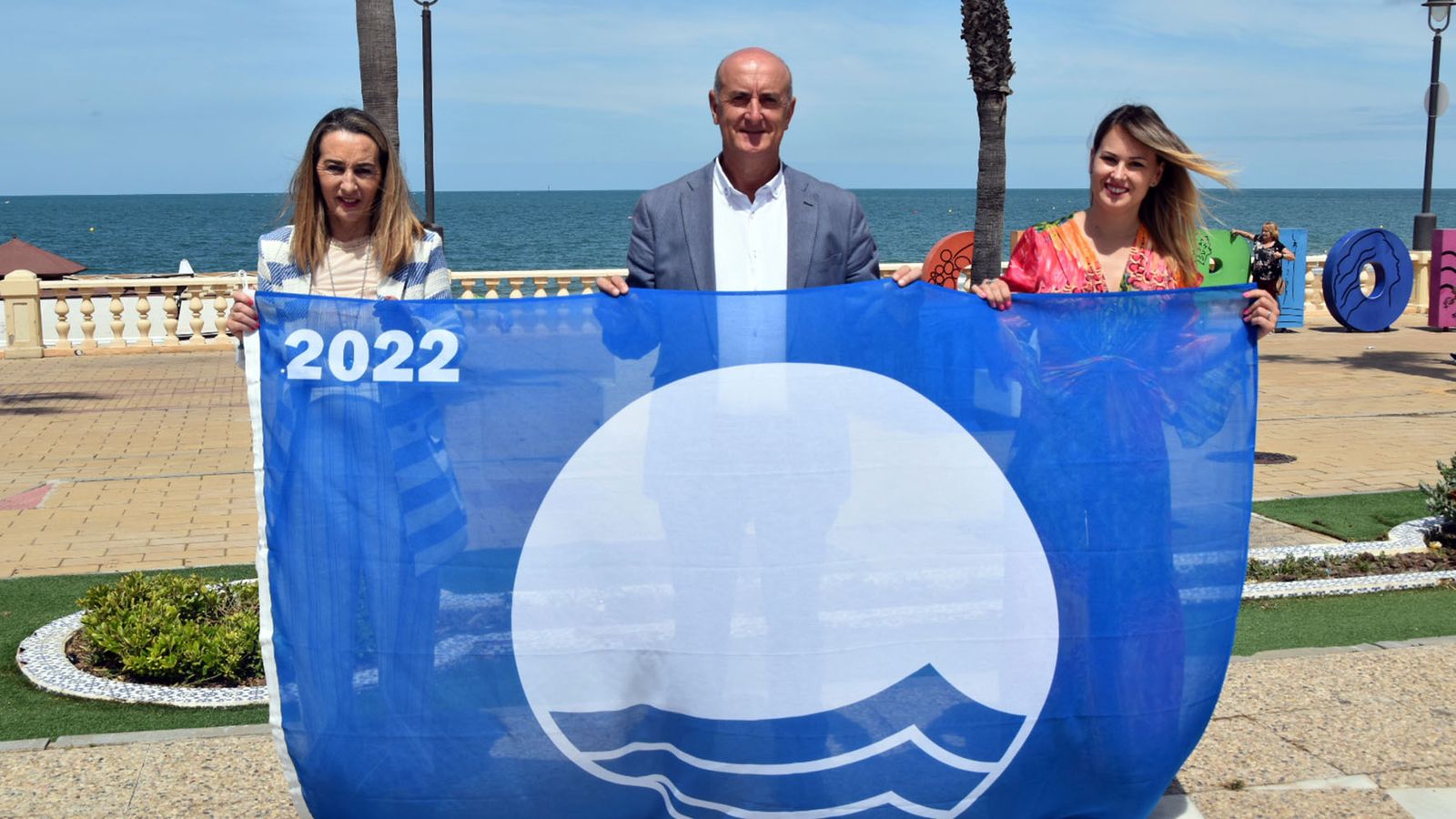 La playa de Islantilla ya luce su distintivo de calidad Bandera Azul 2022