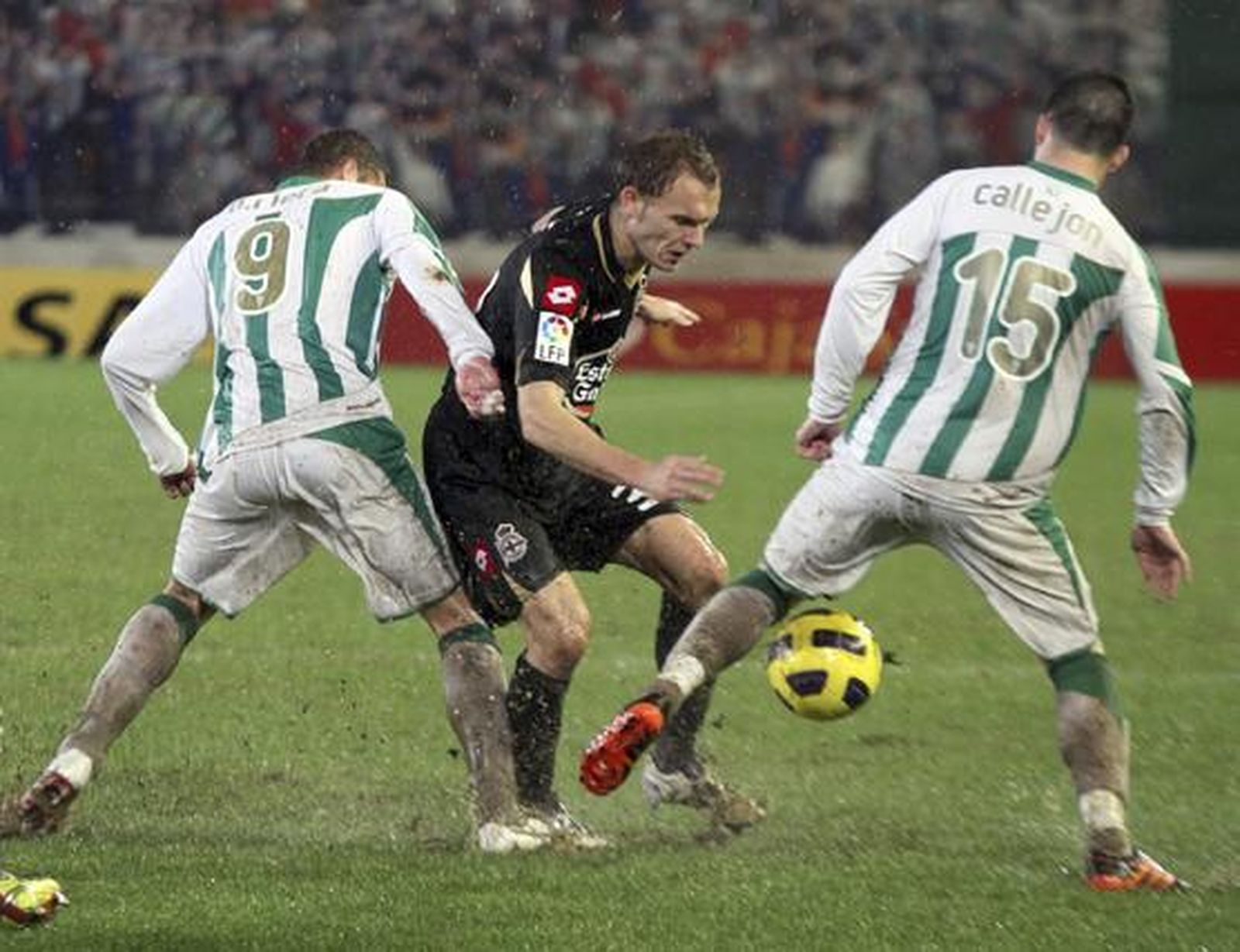 Seoane intenta driblar a Oriol Riera y Callejón. / EFE