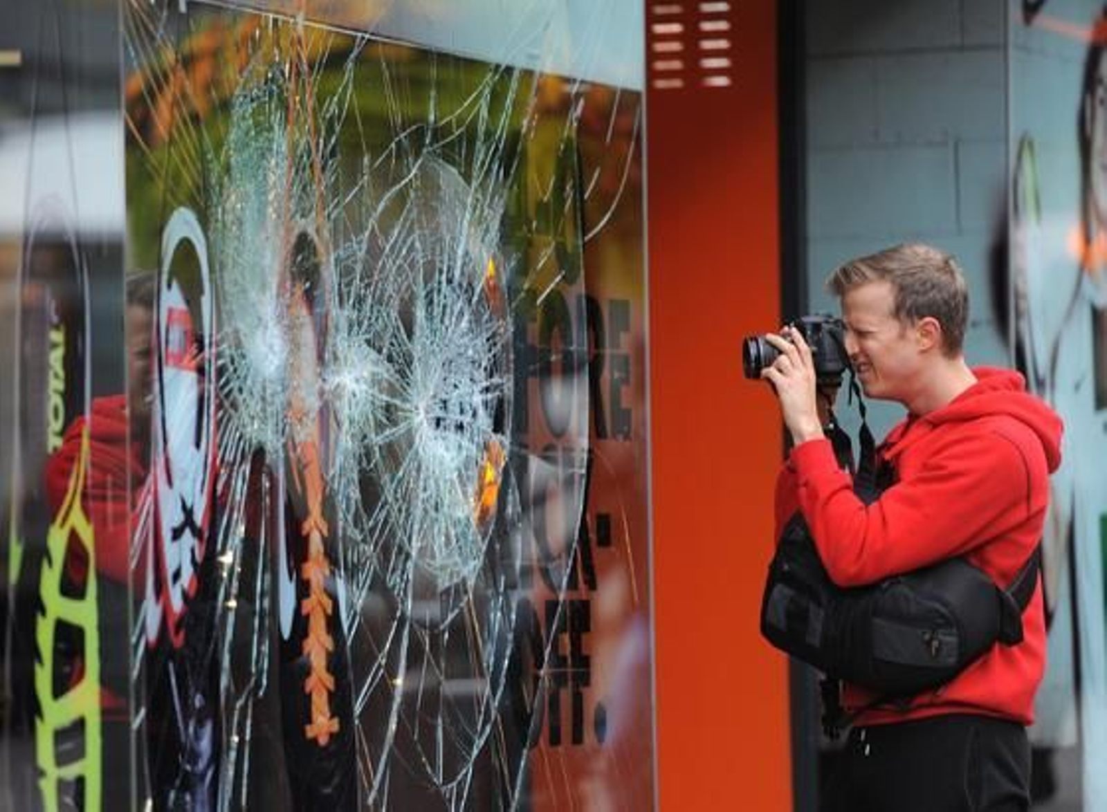 Los disturbios se propagan por diversos barrios de Londres y otras ciudades como Manchester, Birmingham y Liverpool.

Foto: AFP
