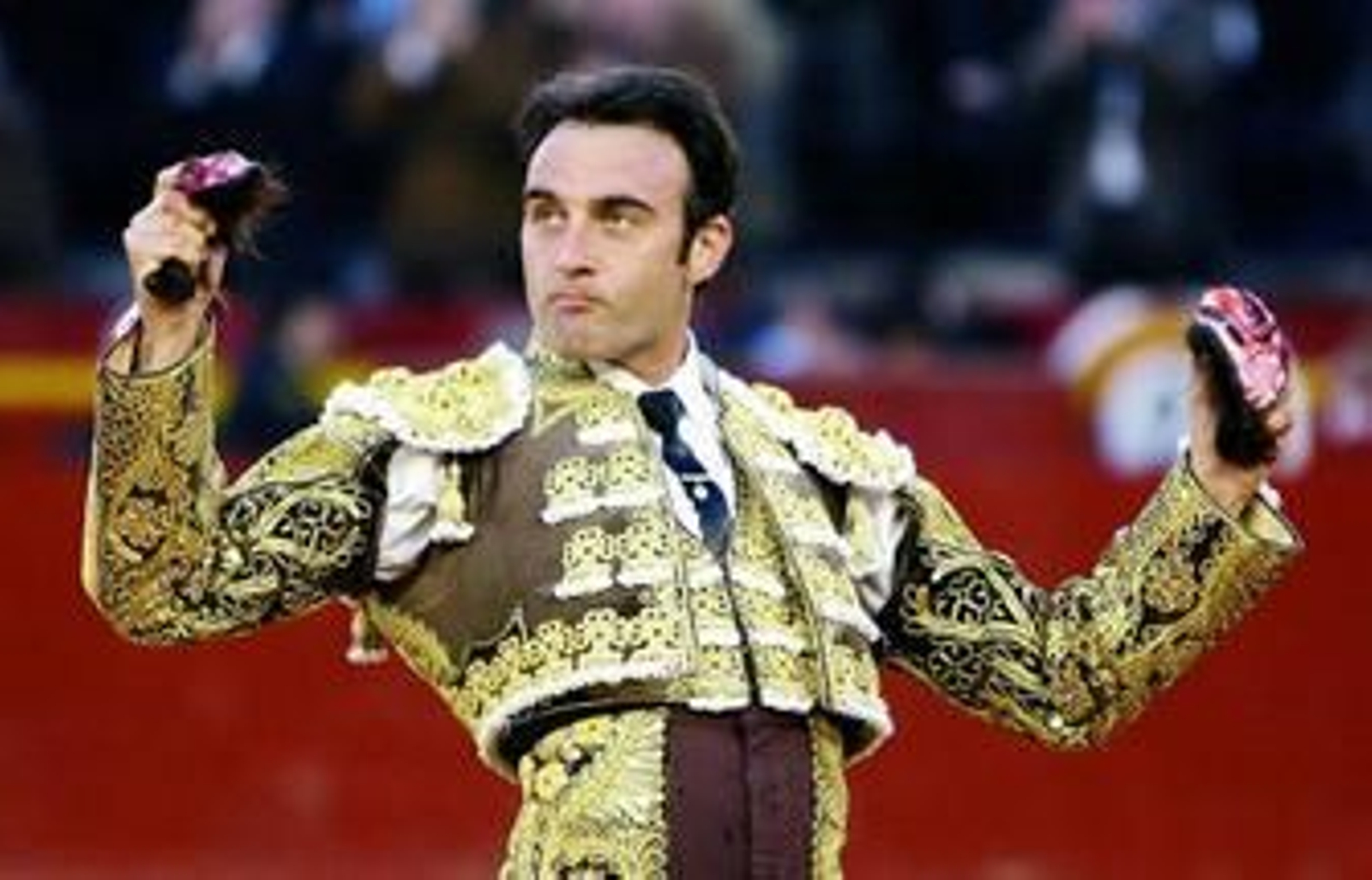 Enrique Ponce, saluda tras su gran triunfo.