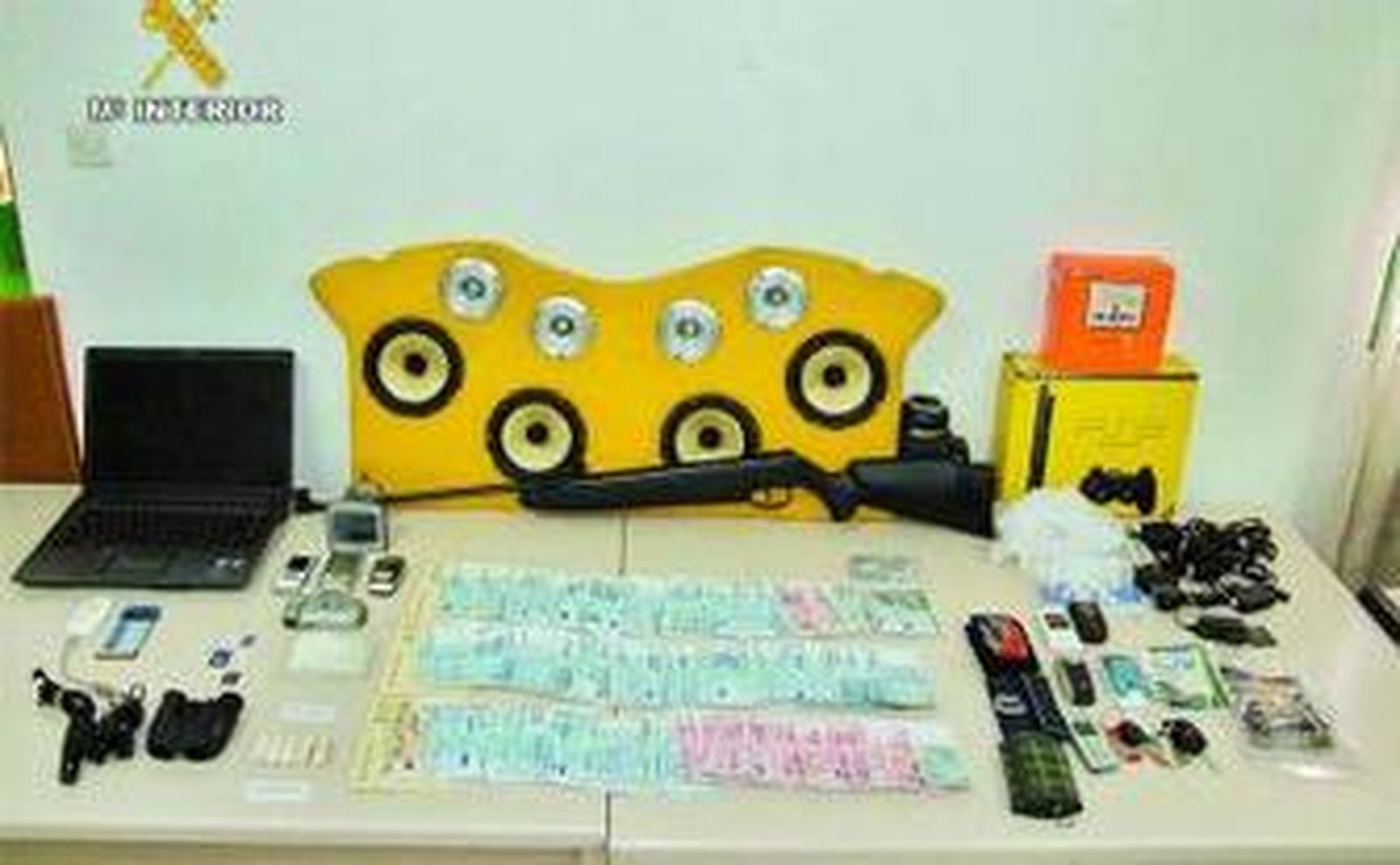 Parte del material localizado por los agentes en este operativo.