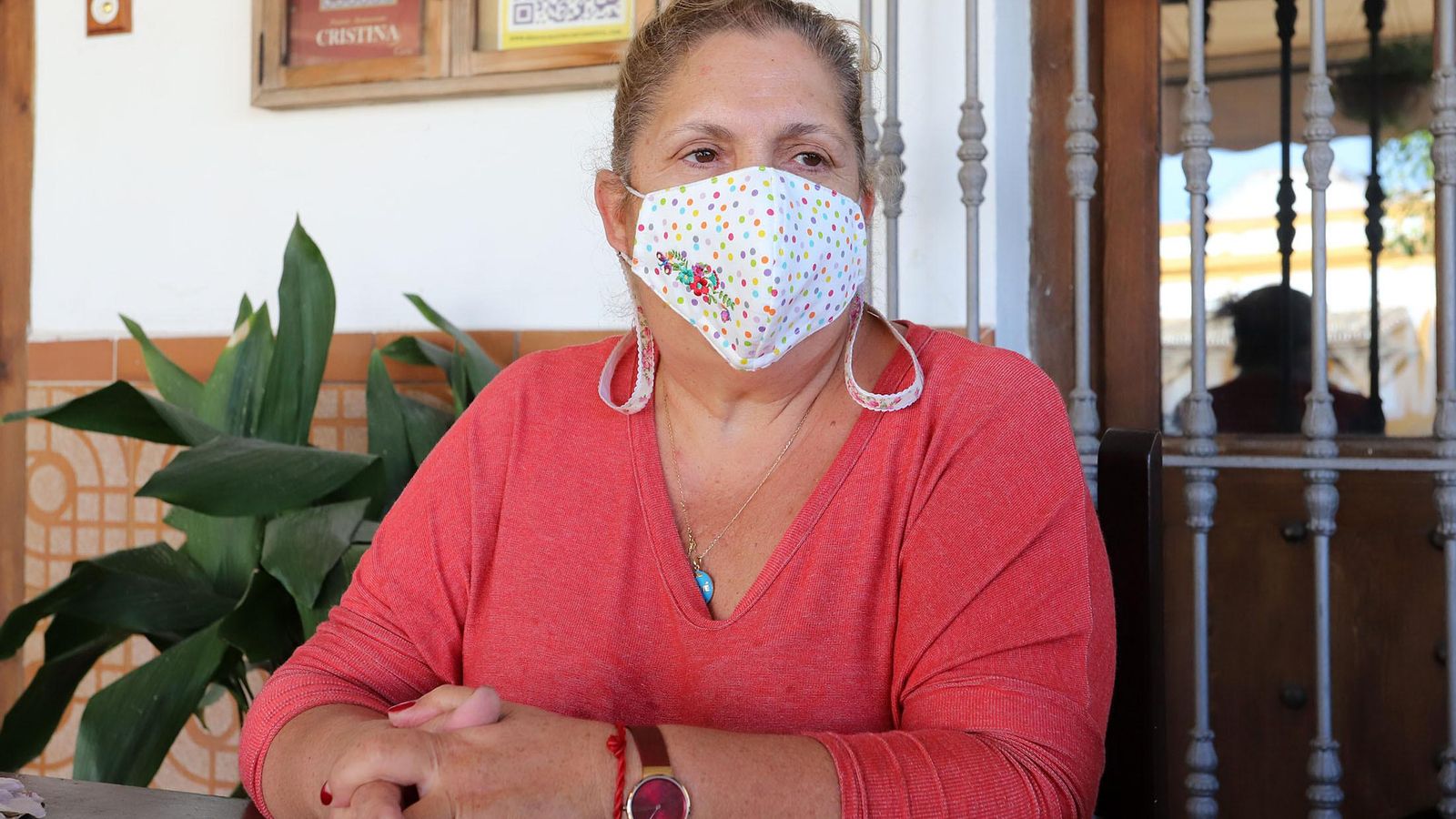 Rocío Núñez regenta la Pensión Cristina, también restaurante, que lleva en pie sesenta años.