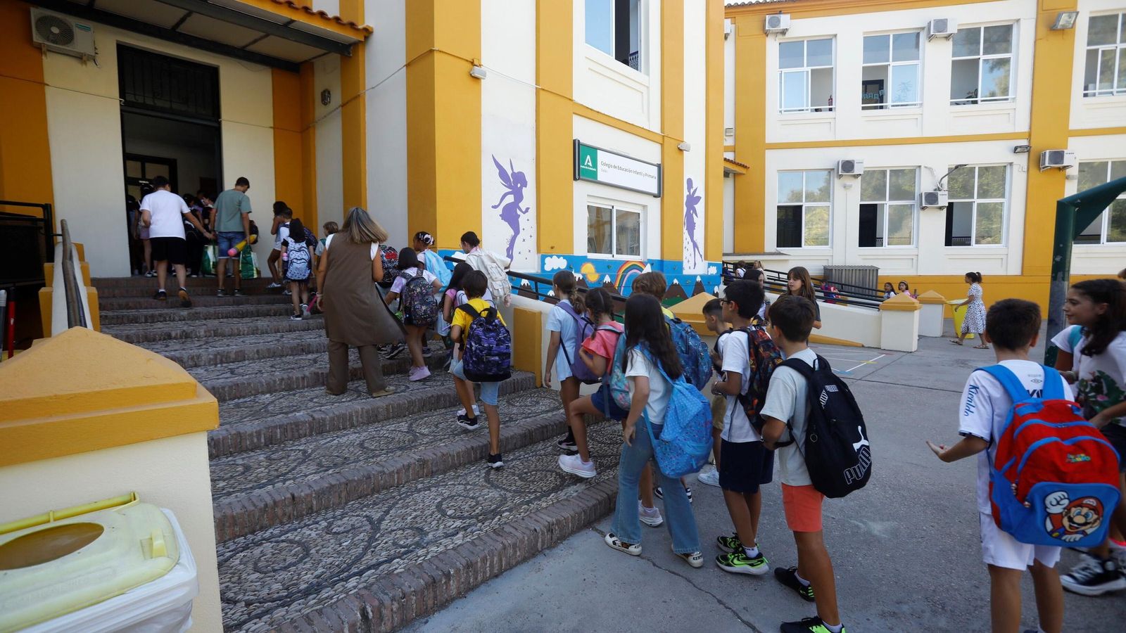 Alumnos del colegio Colón acceden al centro educativo.