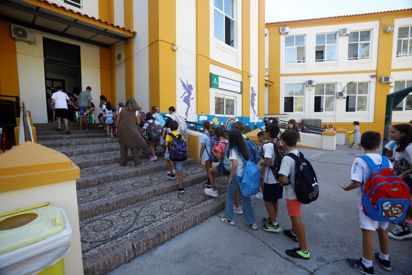 Alumnos del colegio Colón acceden al centro educativo.