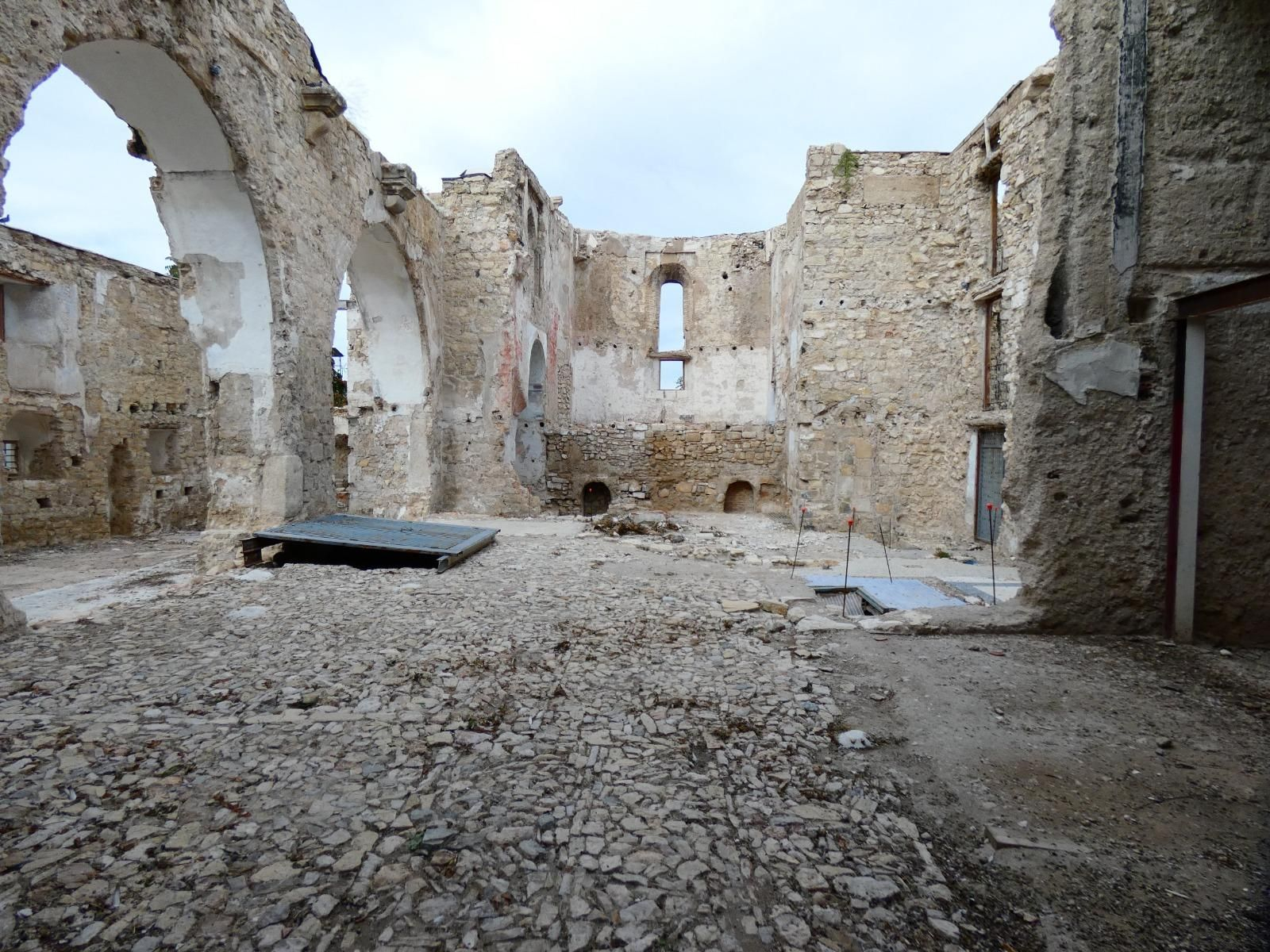 Así se encuentran los restos de la antigua iglesia de San Miguel en Jaén, en imágenes