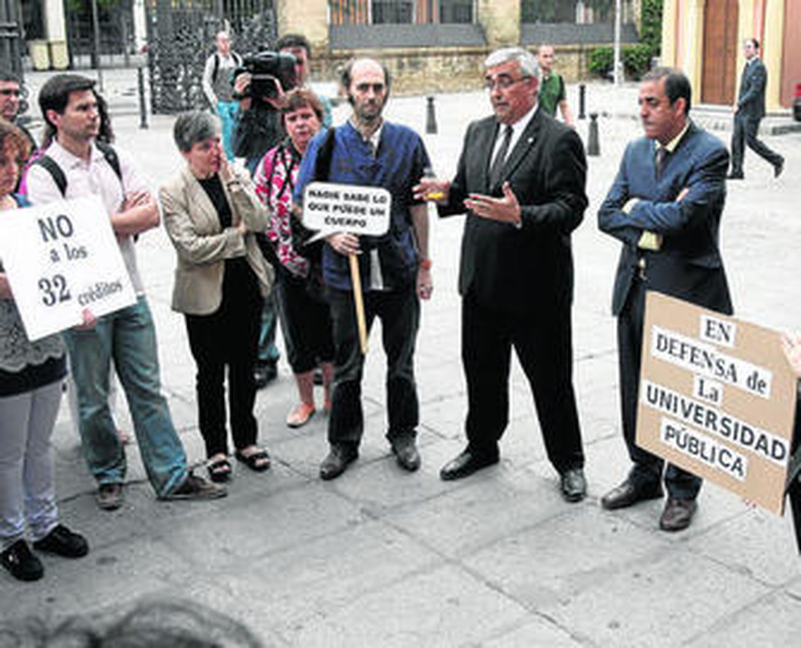 El rector de la Hispalense conversaba ayer con los integrantes de Adius reunidos en desayuno "asambleario".