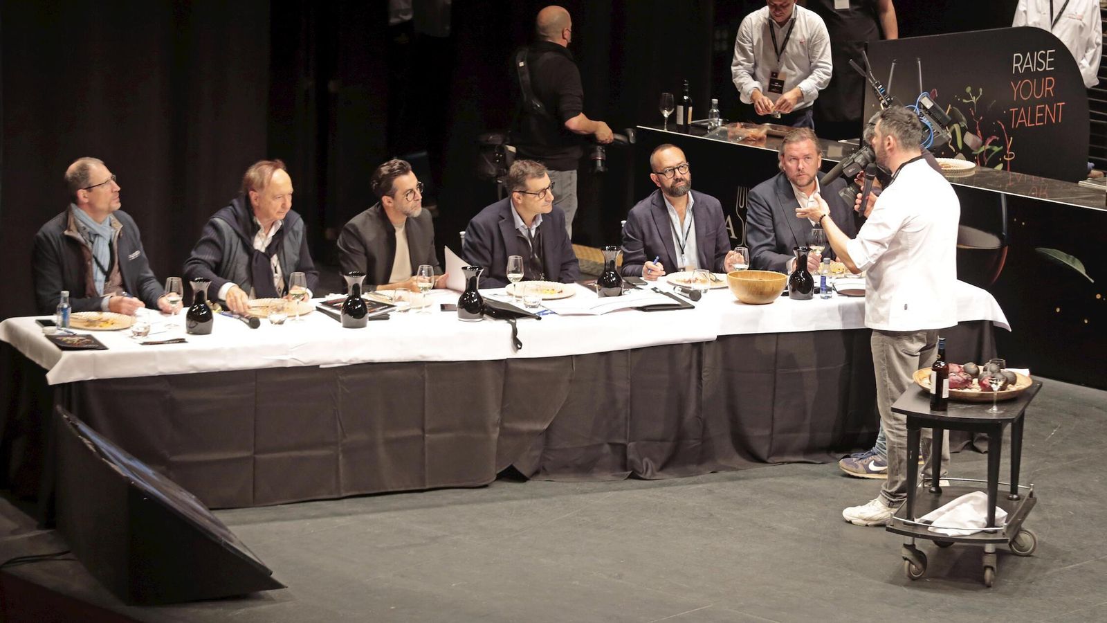 El jurado, presidido por Josep Roca, junto a Quique Dacosta, José Carlos Capell, Andreas Larsson, Peer Holm y José Pizarro, durante una presentación del equipo ruso.