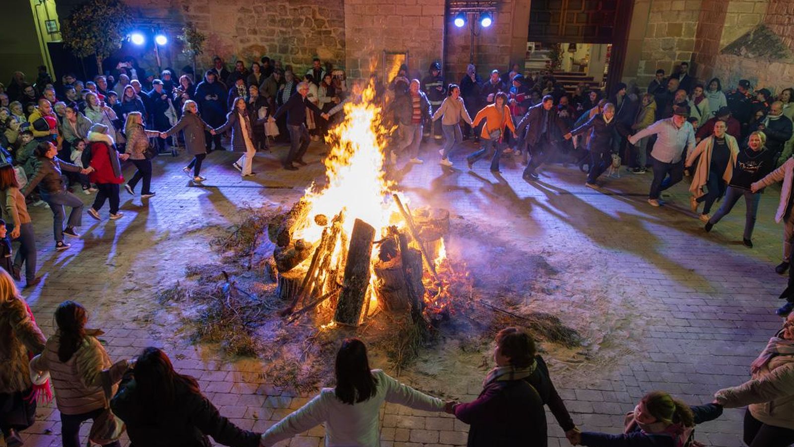 En corro y alrededor del fuego de la lumbre, los jiennenses cantan los melenchones, una tonada típica de la tierra.