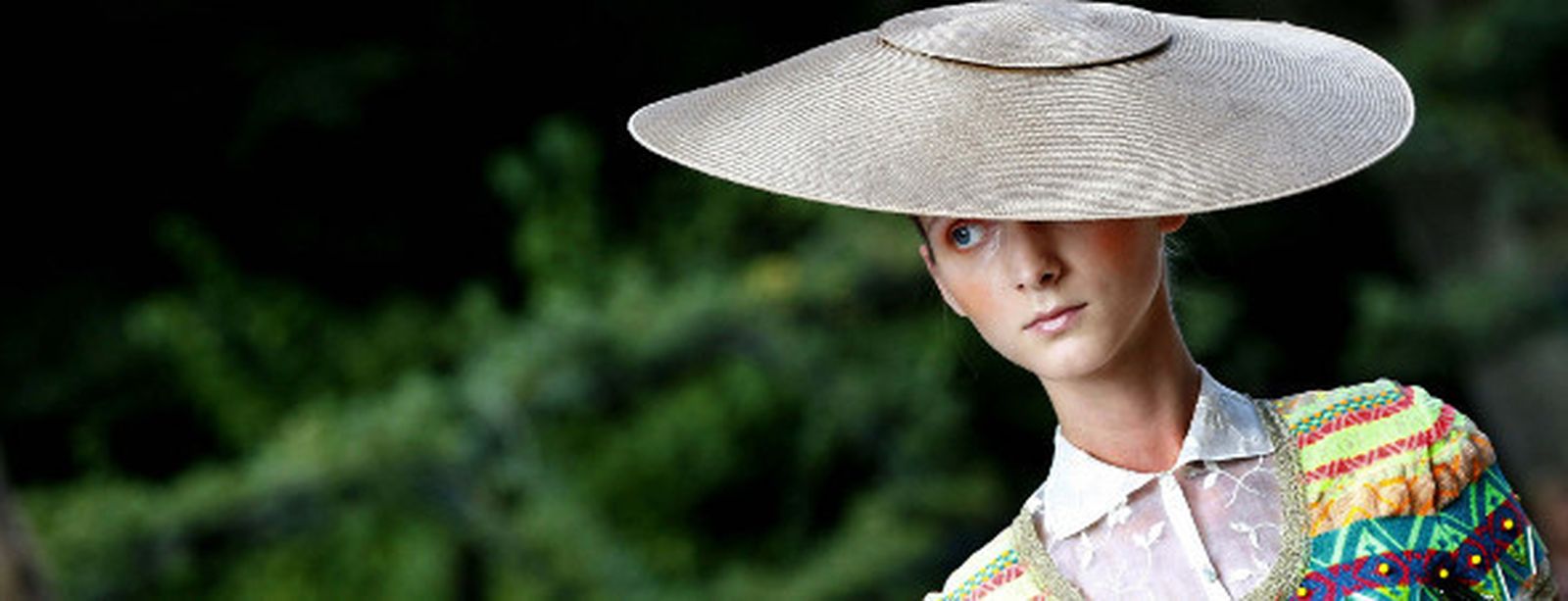 Modelo pasando en el desfile de Josep Font para Del Pozo.