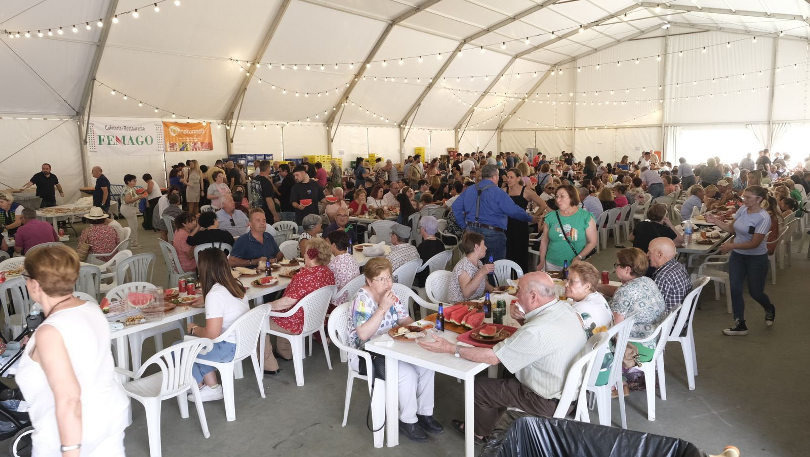 Imágenes de la degustación de huevos fritos con chorizo, en las Fiestas de Santa María del Águila