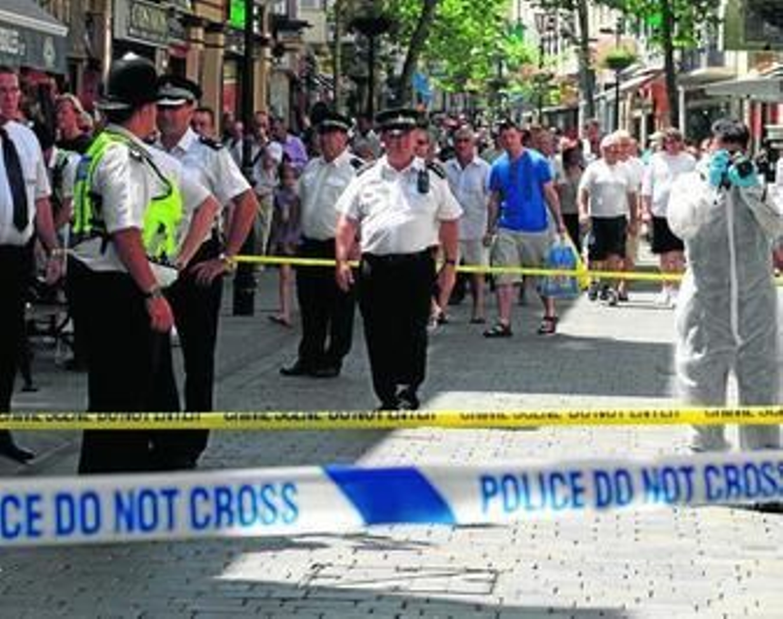 Los policías finalizan su trabajo, una vez que la calle Real fue abierta ya de nuevo a los transeúntes.