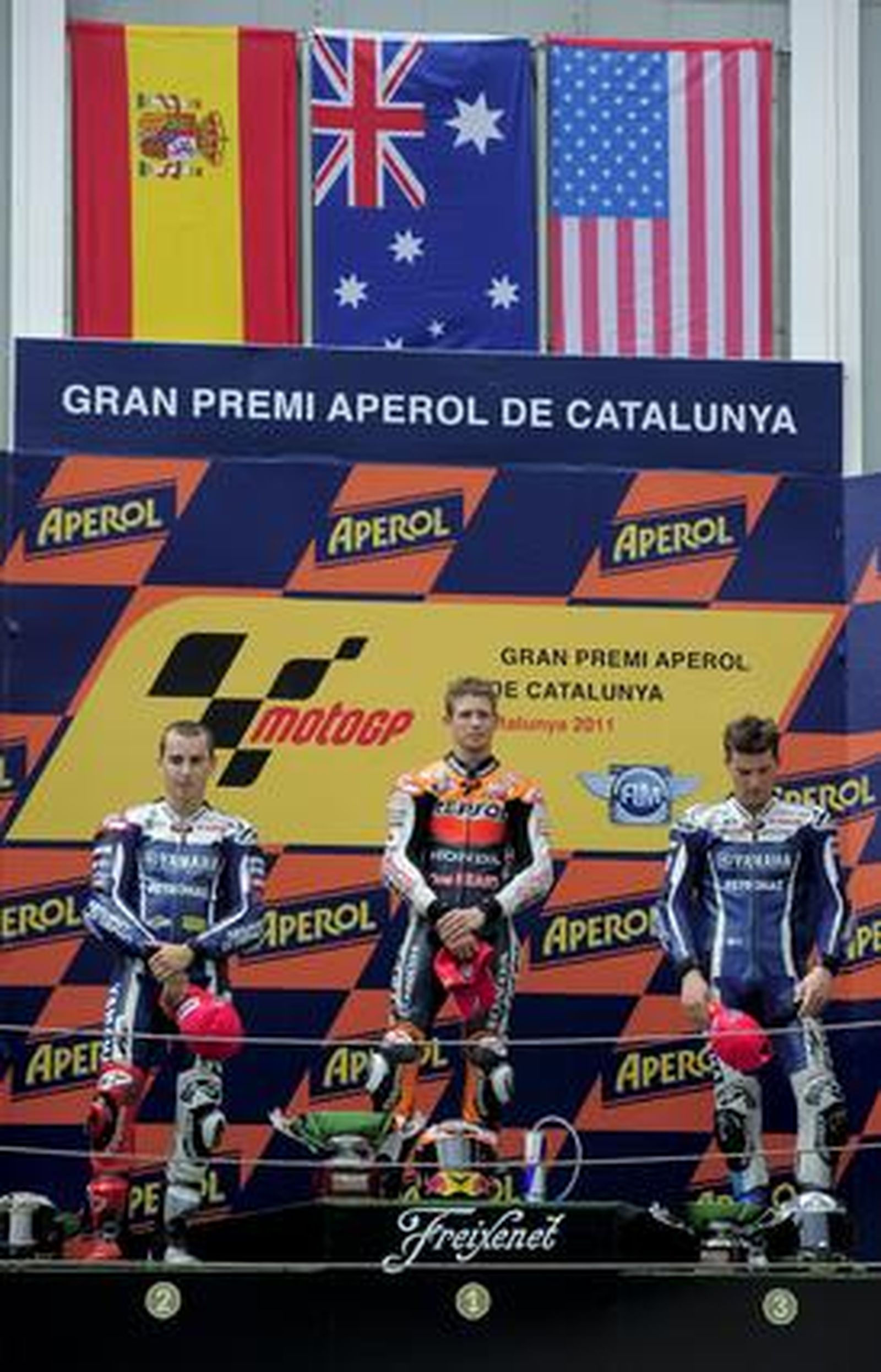 Stoner hace valer el poderío de su moto y se lleva el Gran Premio de Cataluña. / AFP