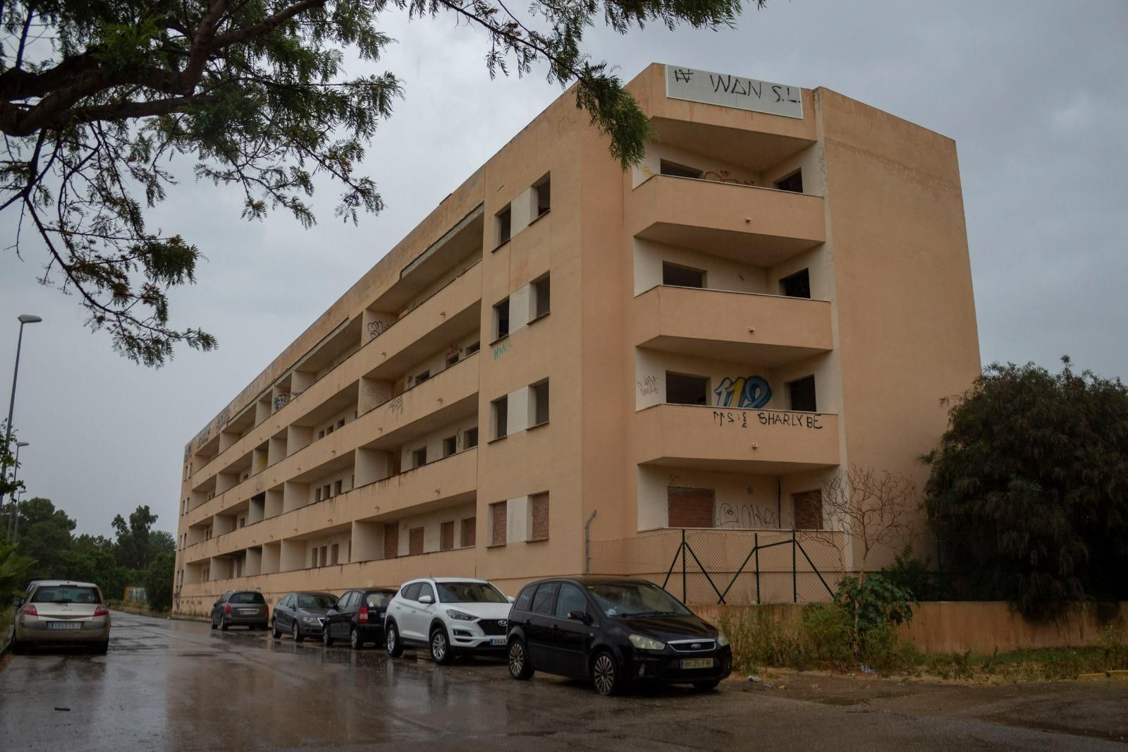 Un edificio de viviendas sin terminar, en Algeciras. Un edificio de viviendas sin terminar, en Algeciras.