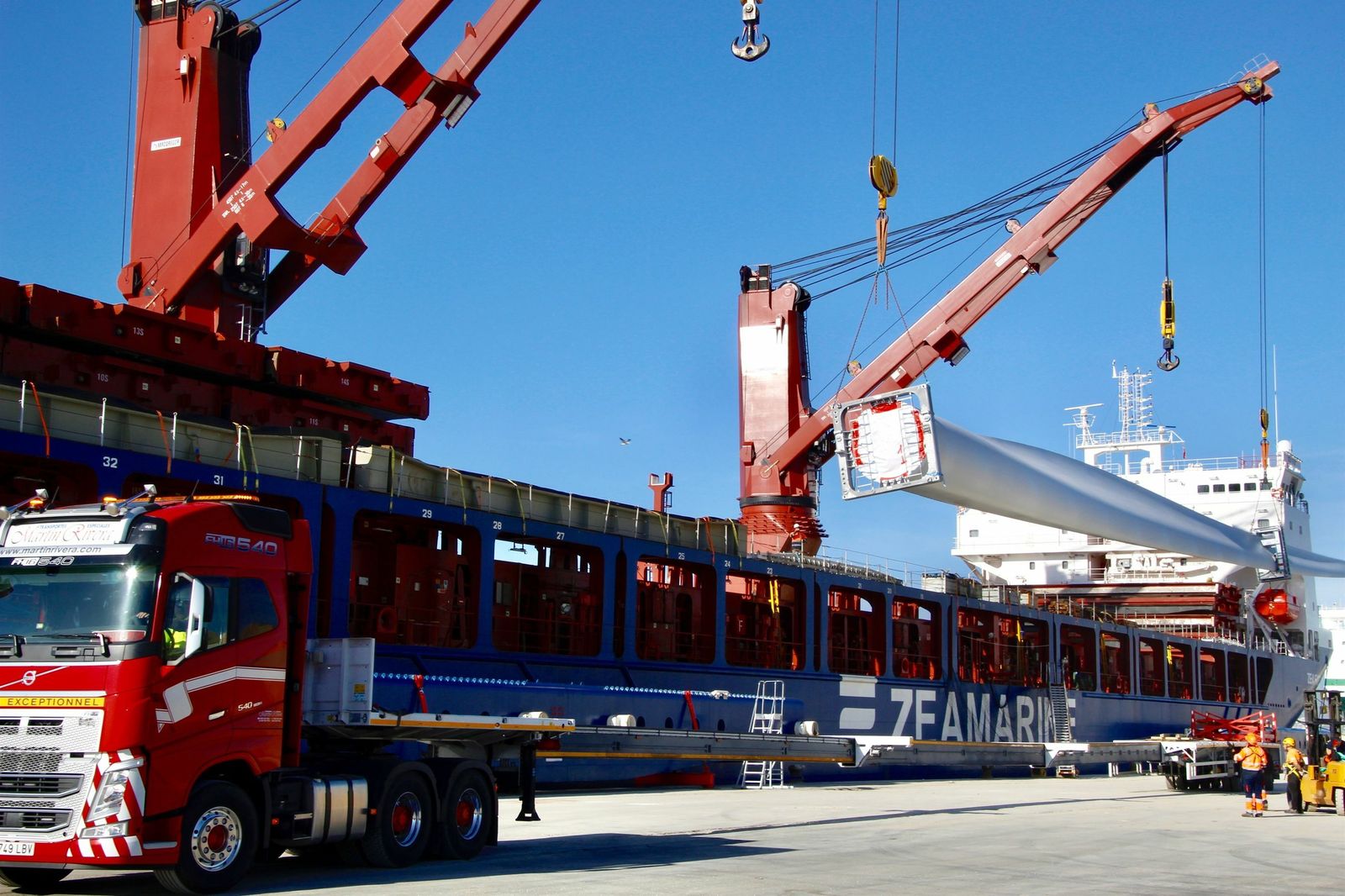 Récord en el Puerto de Motril (Granada): exporta 66 palas de aerogeneradores en un barco