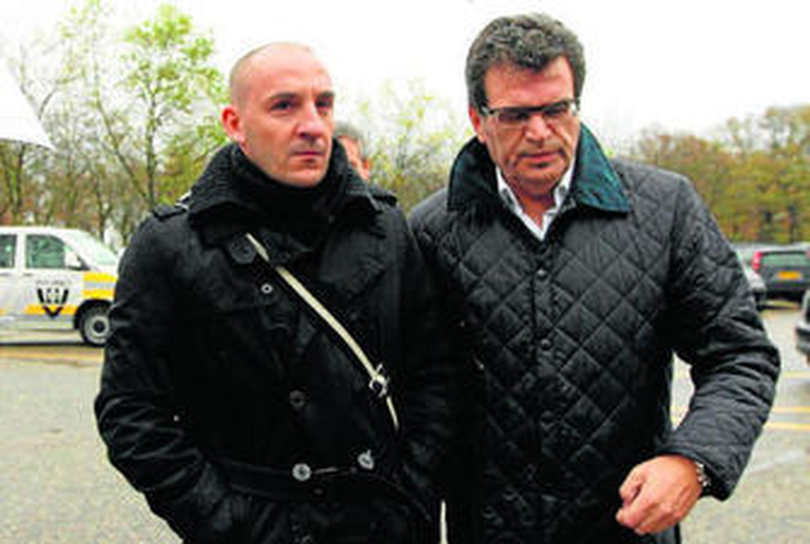 Ferrer, durante su etapa en el Vitesse, acompañado del director técnico del club, Ted van Leeuwen, a las puertas del estadio De Koel.