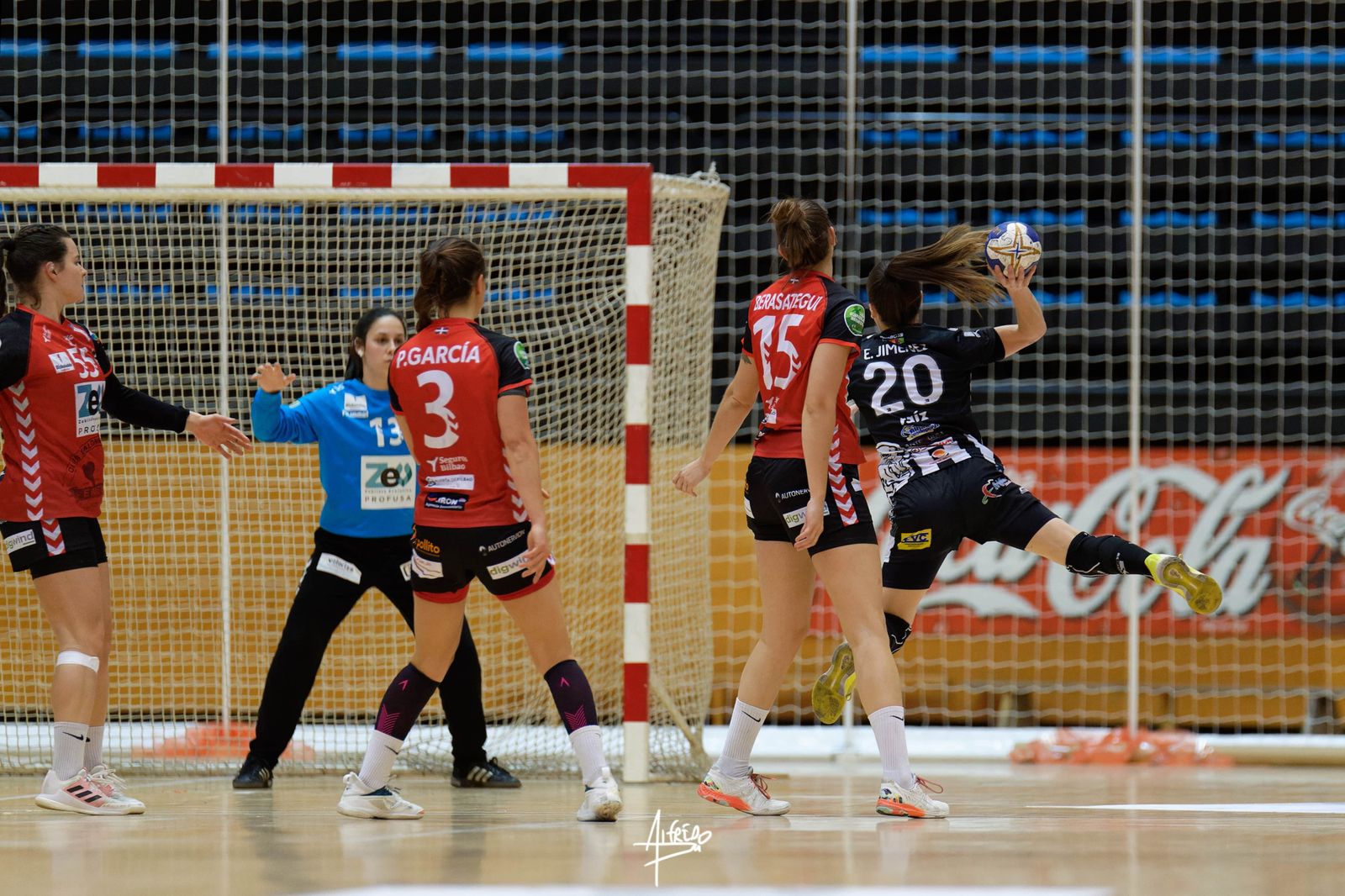 Espe López lanza a portería.