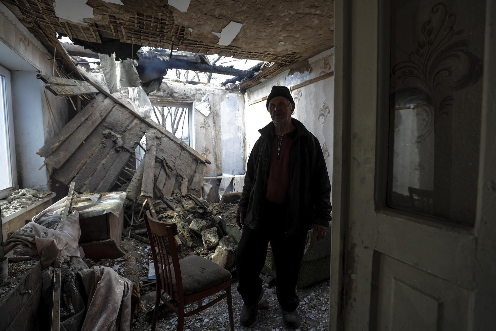 Un hombre entra en su casa tras haber sido bombardeada
