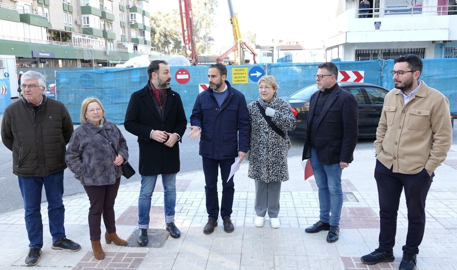 El portavoz del PSOE junto a concejales en El Palo.