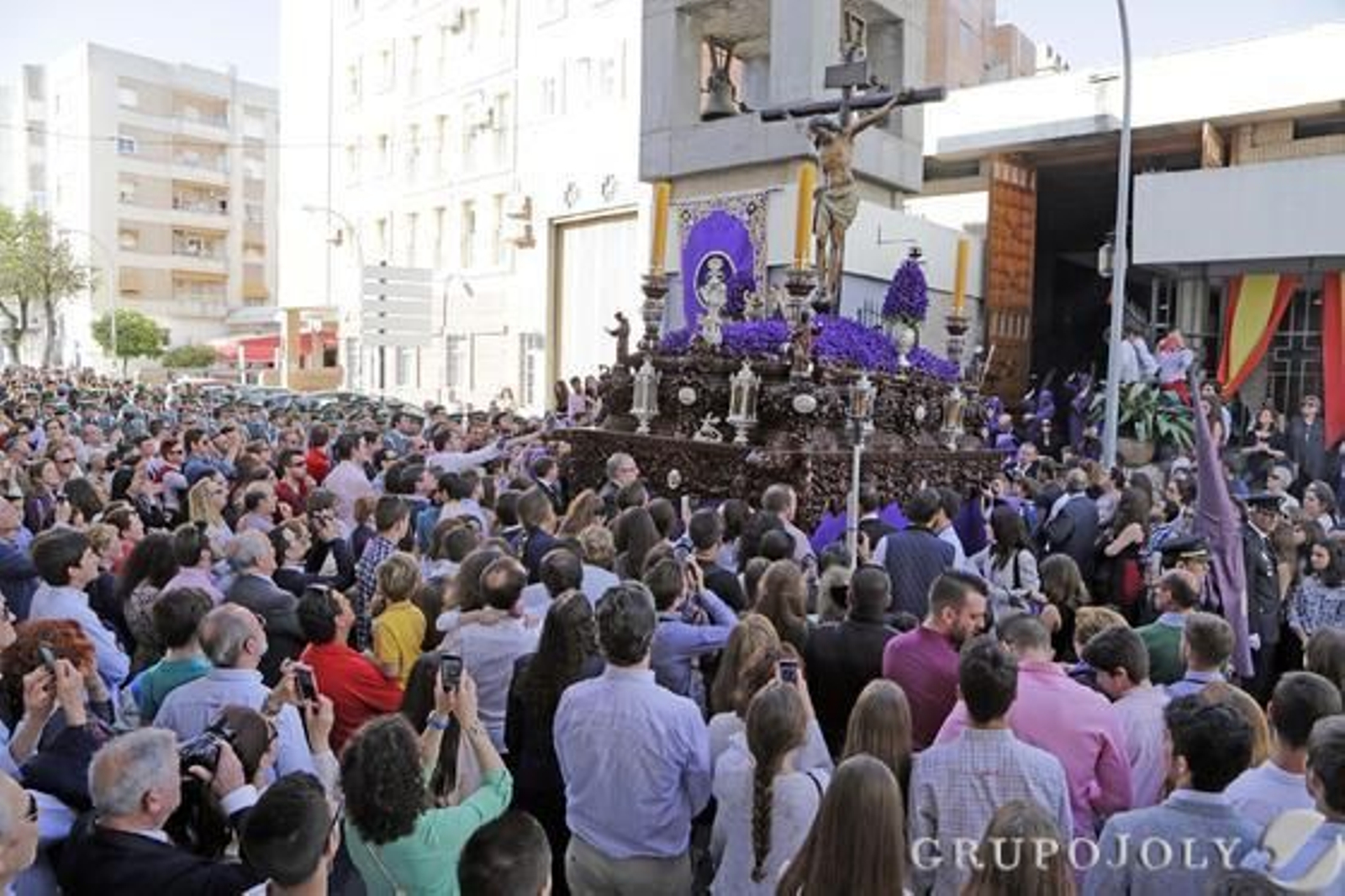 El público llena las inmediaciones del convento de Capuchinos en la salida del Santísimo Cristo de la Defensión en una brillante tarde de Martes Santo.

Foto: Manuel Aranda