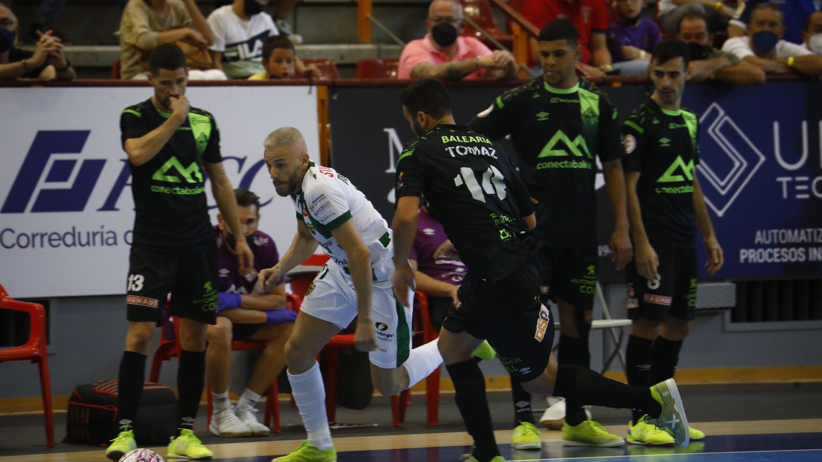 Miguelín es presionado por Tomaz.