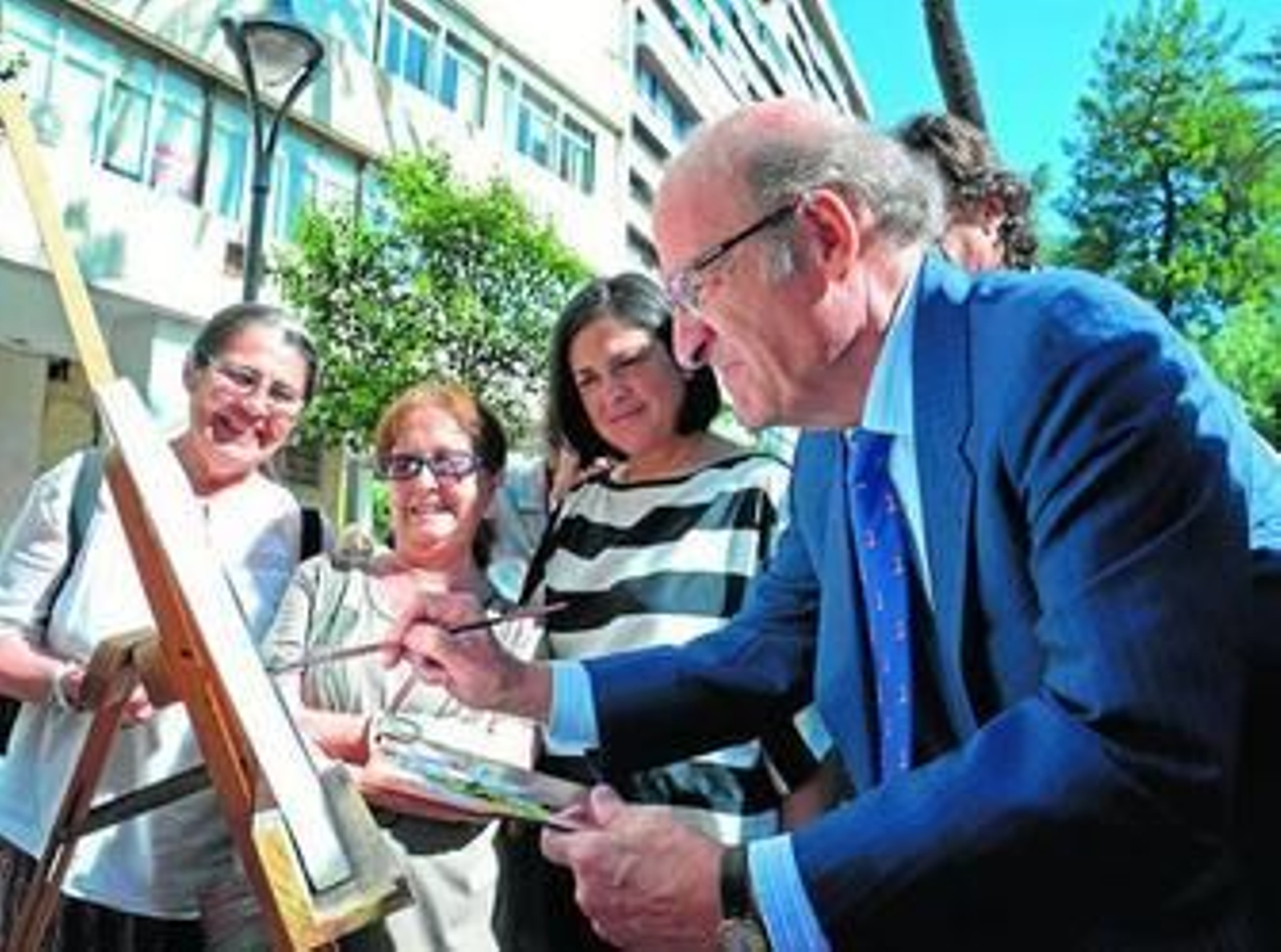 El alcalde, Pedro Rodríguez, ayer, junto con la concejal Juani Carrillo en el Concurso de Pintura Rápida celebrado en la Plaza del Punto.