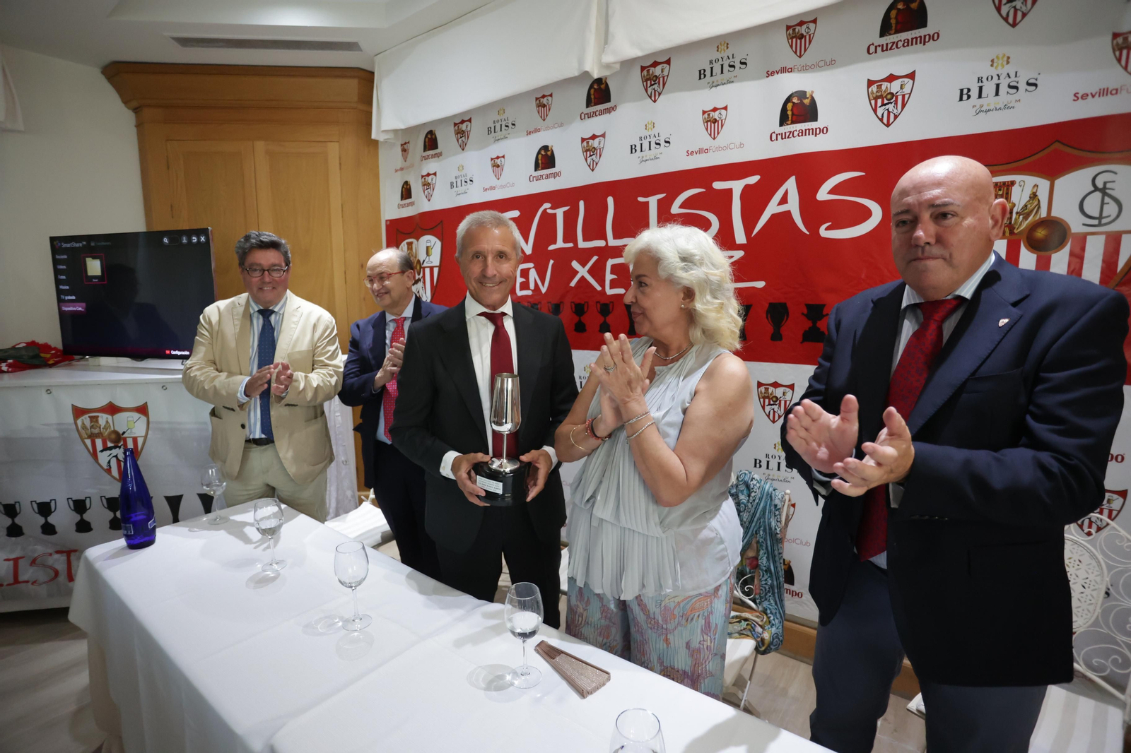 Pablo Blanco recibió el 'Catavino de Plata' de manos de Mari Carmen Matador, viuda de Enrique Alés. Pablo Blanco recibió el 'Catavino de Plata' de manos de Mari Carmen Matador, viuda de Enrique Alés.