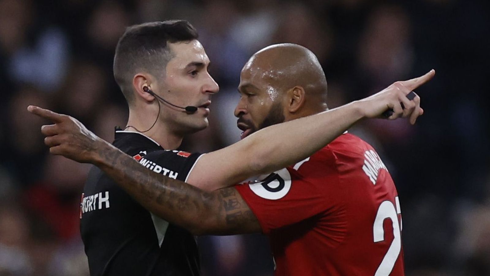 Marcao discute tars ser expulsado.