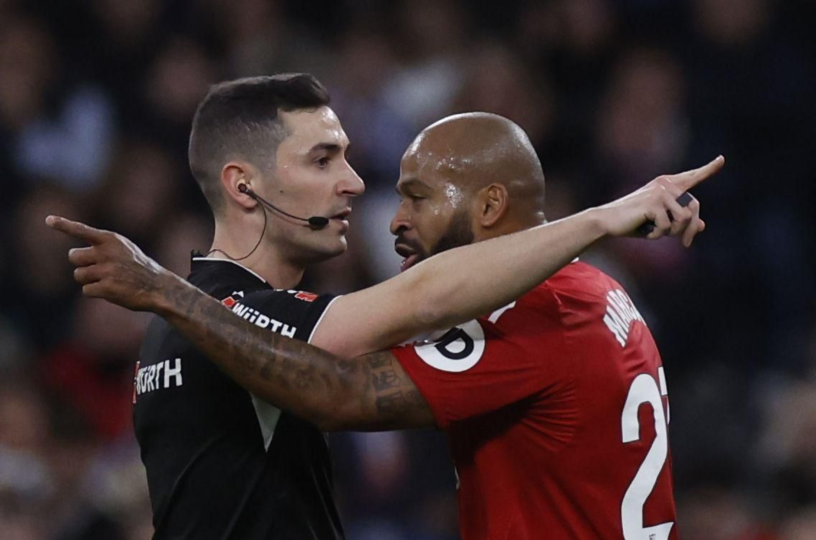 Marcao discute tars ser expulsado.