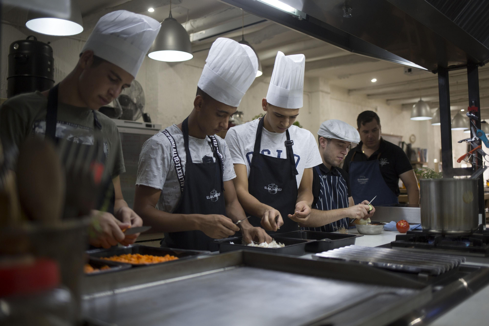 Alumnos y trabajadores en La Cocina