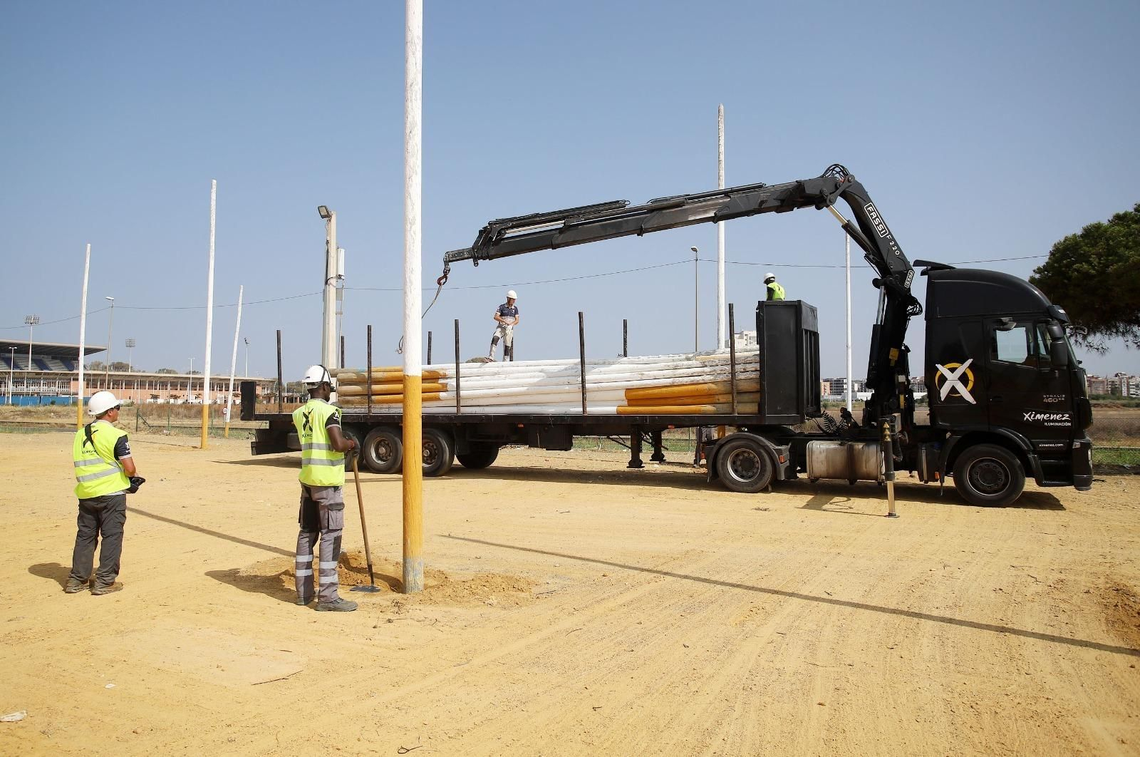 Montaje de postes eléctricos en el recinto de Las Colombinas.