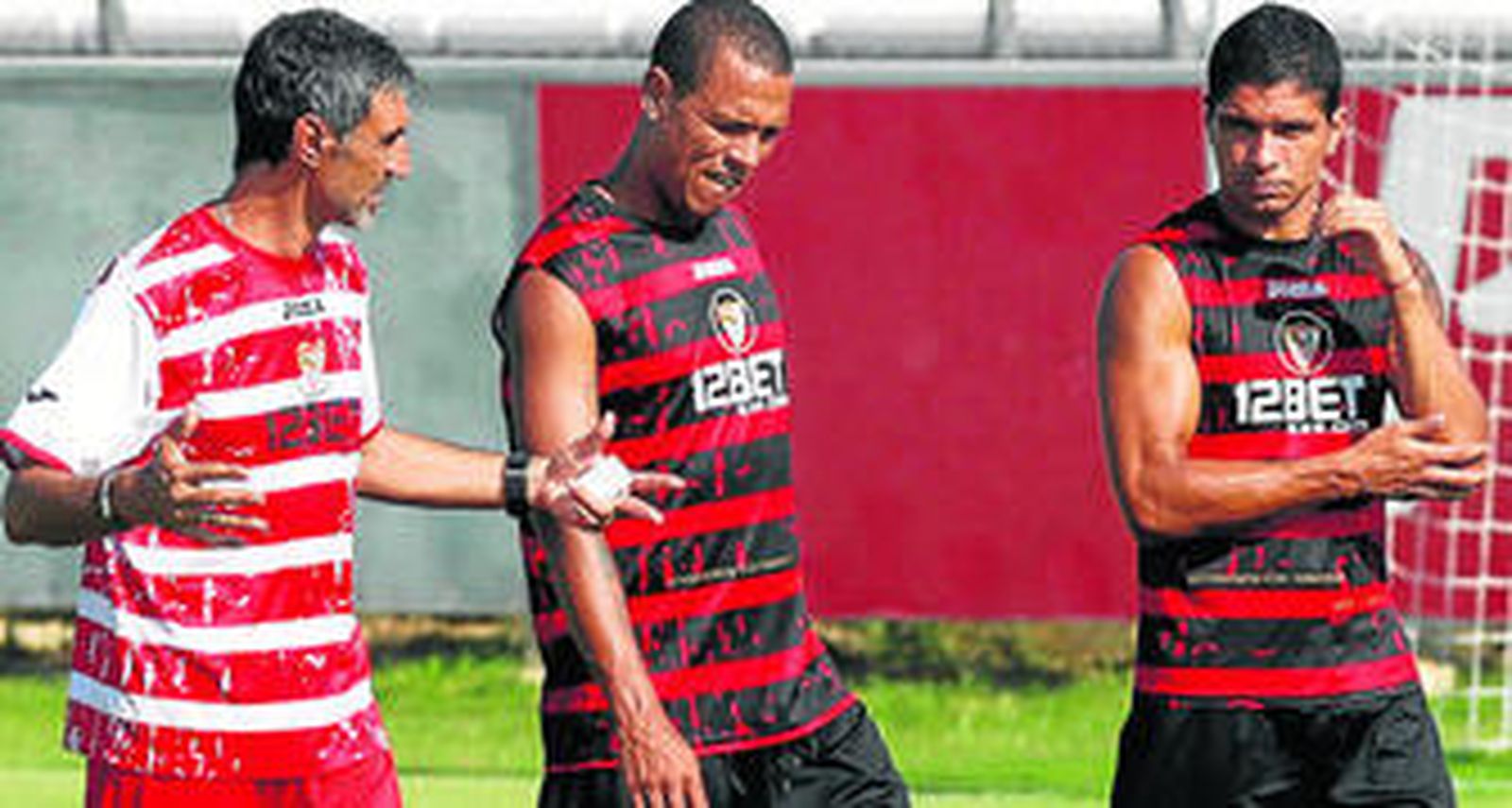 Antonio Álvarez alecciona a Luis Fabiano en presencia de su compatriota Renato.