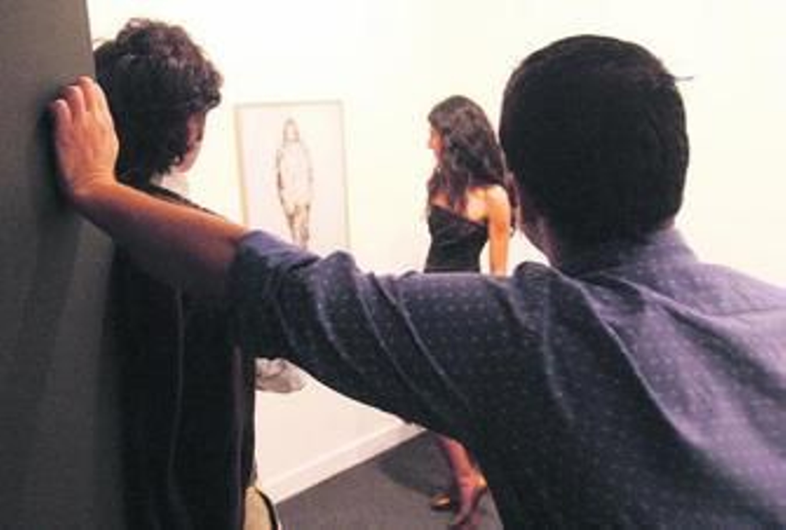 Una joven observa una de las obras que se expone en la sala Cajasol, durante la inauguración de la cita, ayer.