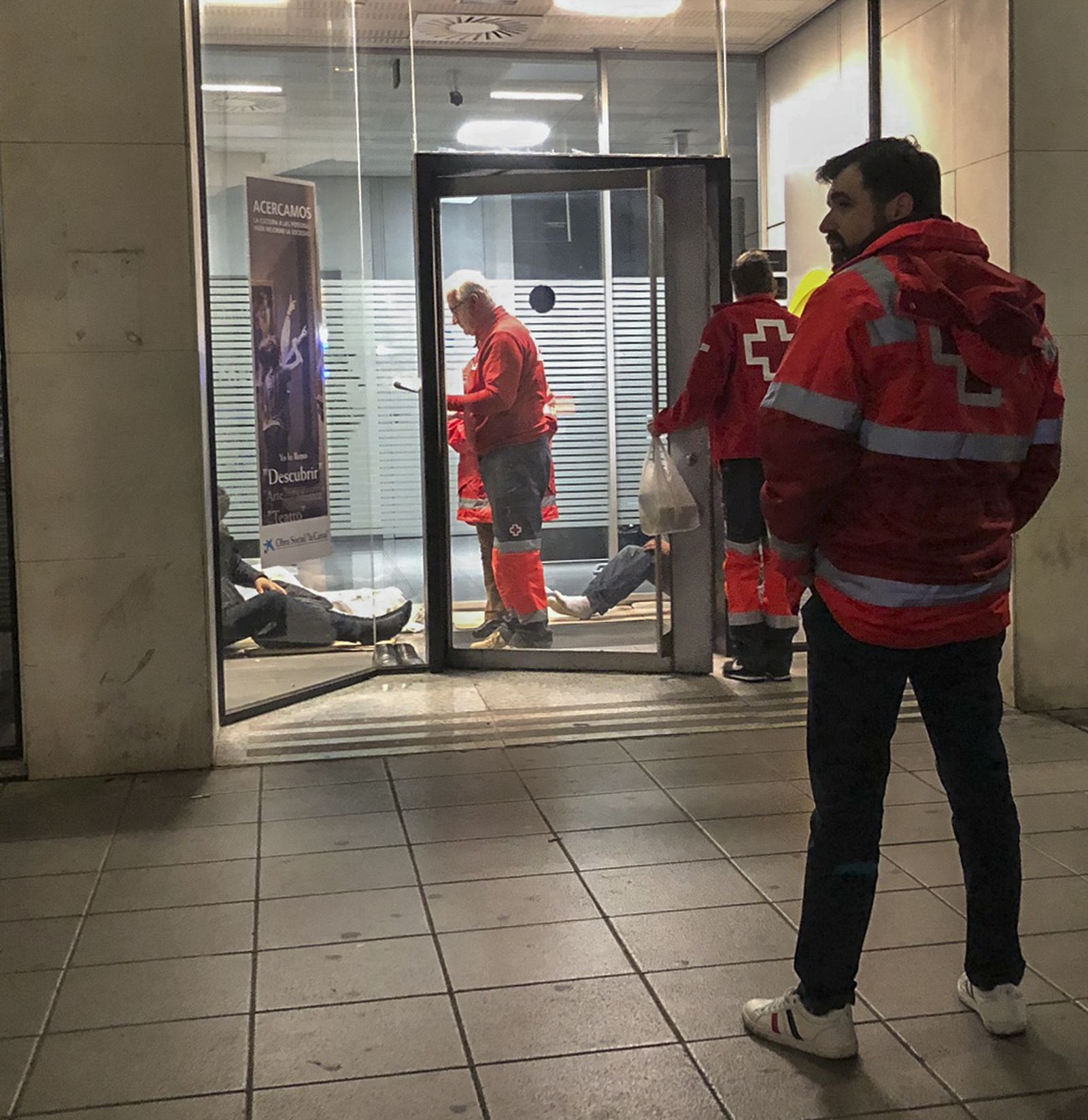 Técnicos de Cruz Roja atienden a personas sin hogar.