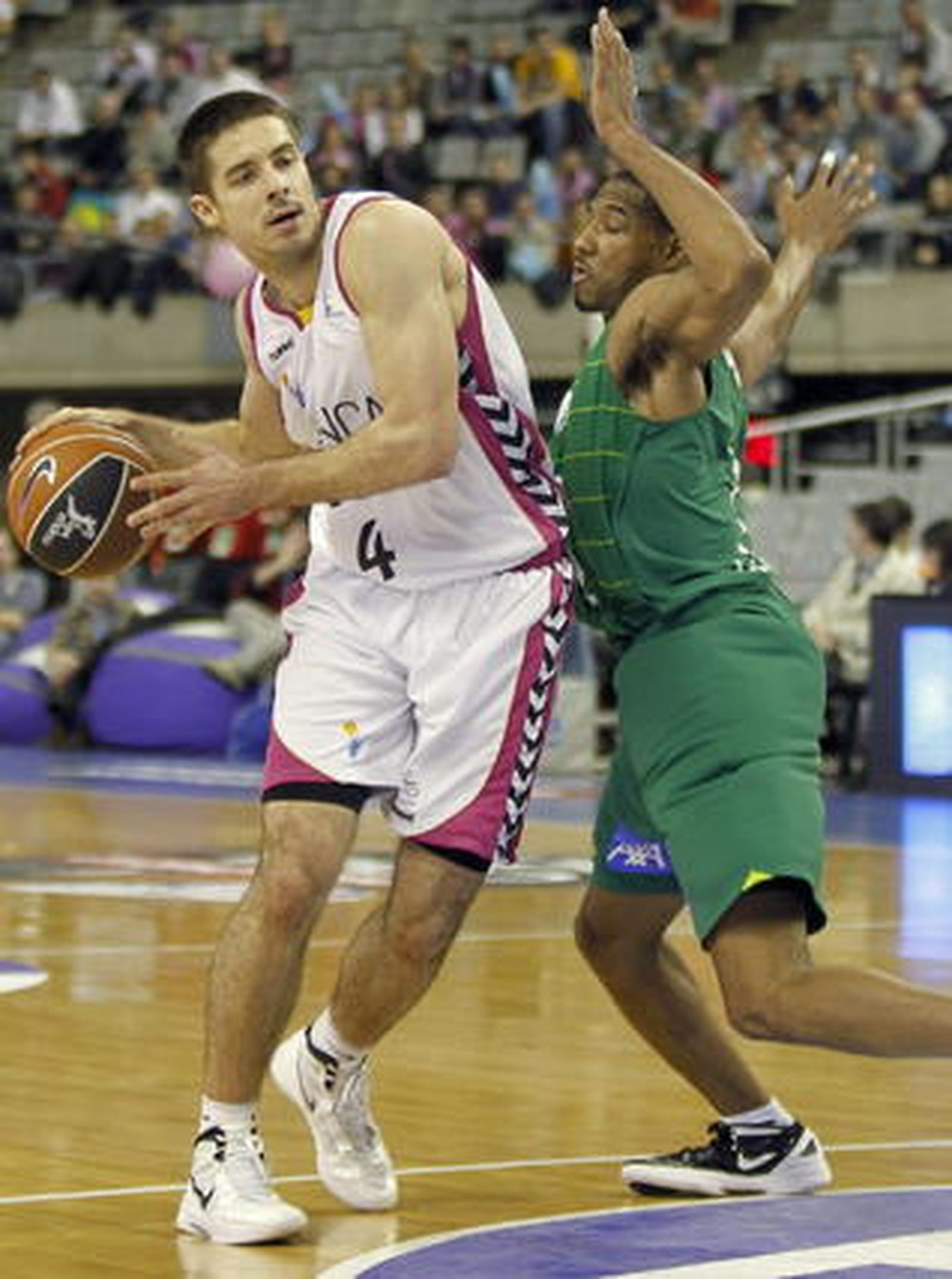 Tepic controla una posesión ante Darden. / EFE