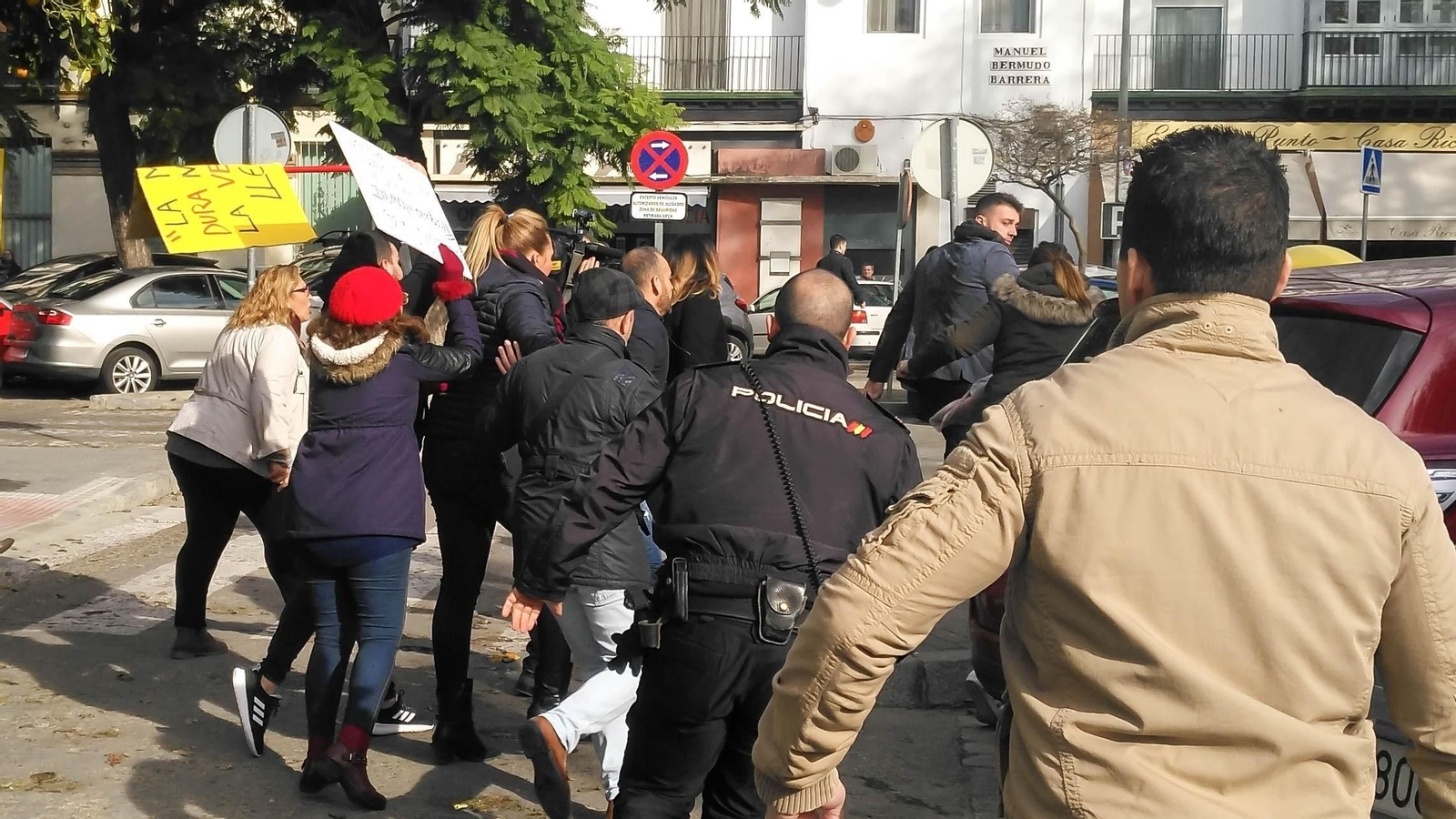 Los afectados intentan agredir al responsable de la cadena de peluquerías Low Cost