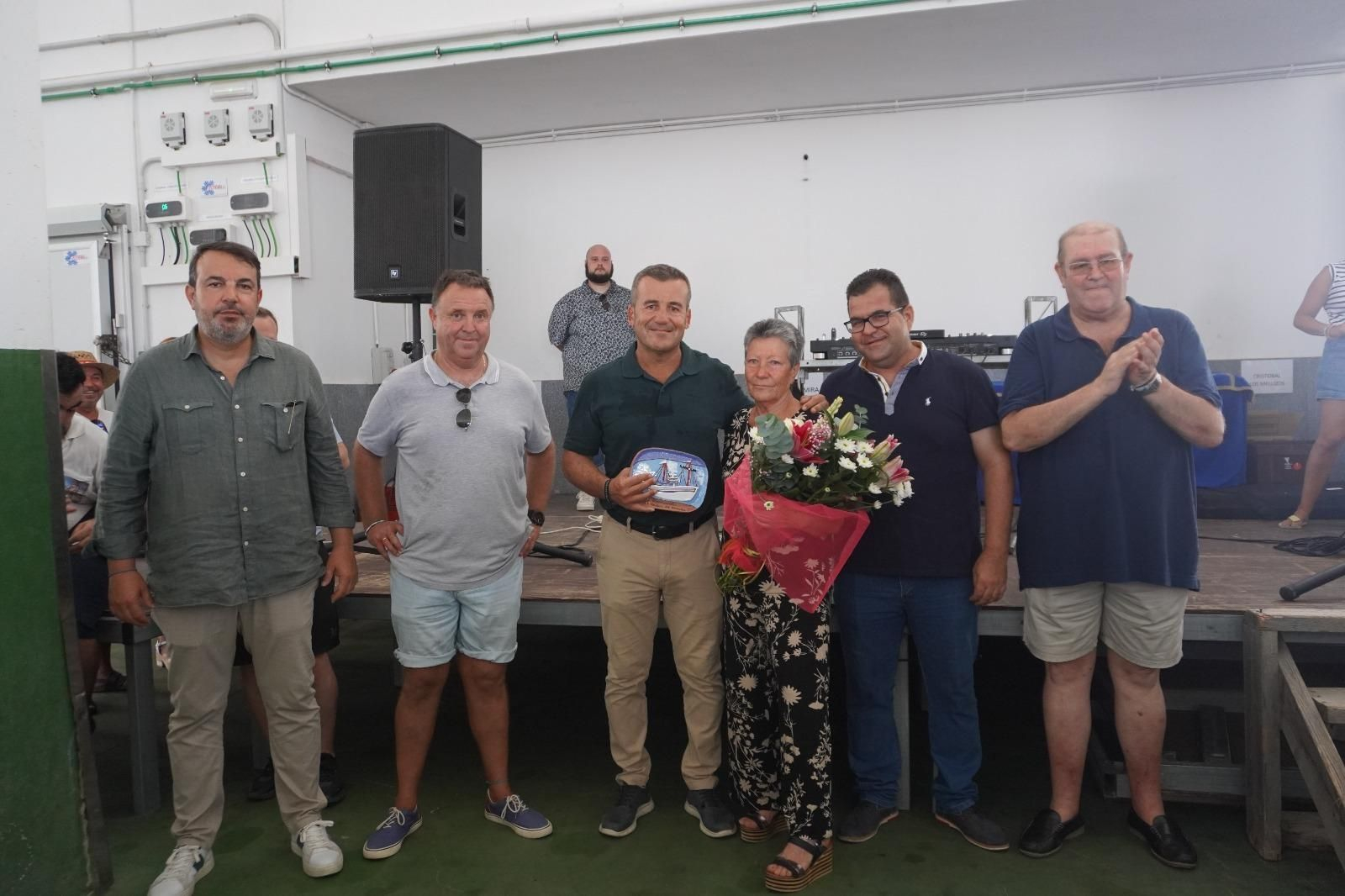 Entrega de uno de los galardones. Entrega de uno de los galardones.