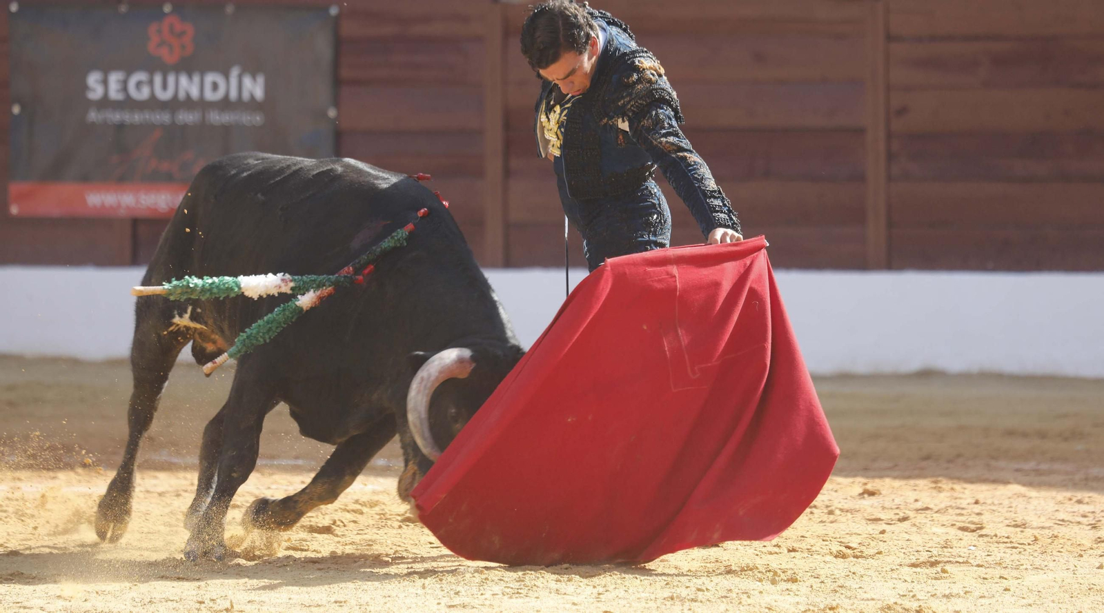 Las fotos de la primera semifinal del ciclo de novilladas de las Escuelas de Tauromaquia de Andalucía en La Línea