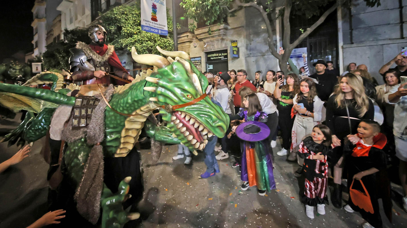 El desfile de Halloween llena las calles de Jerez