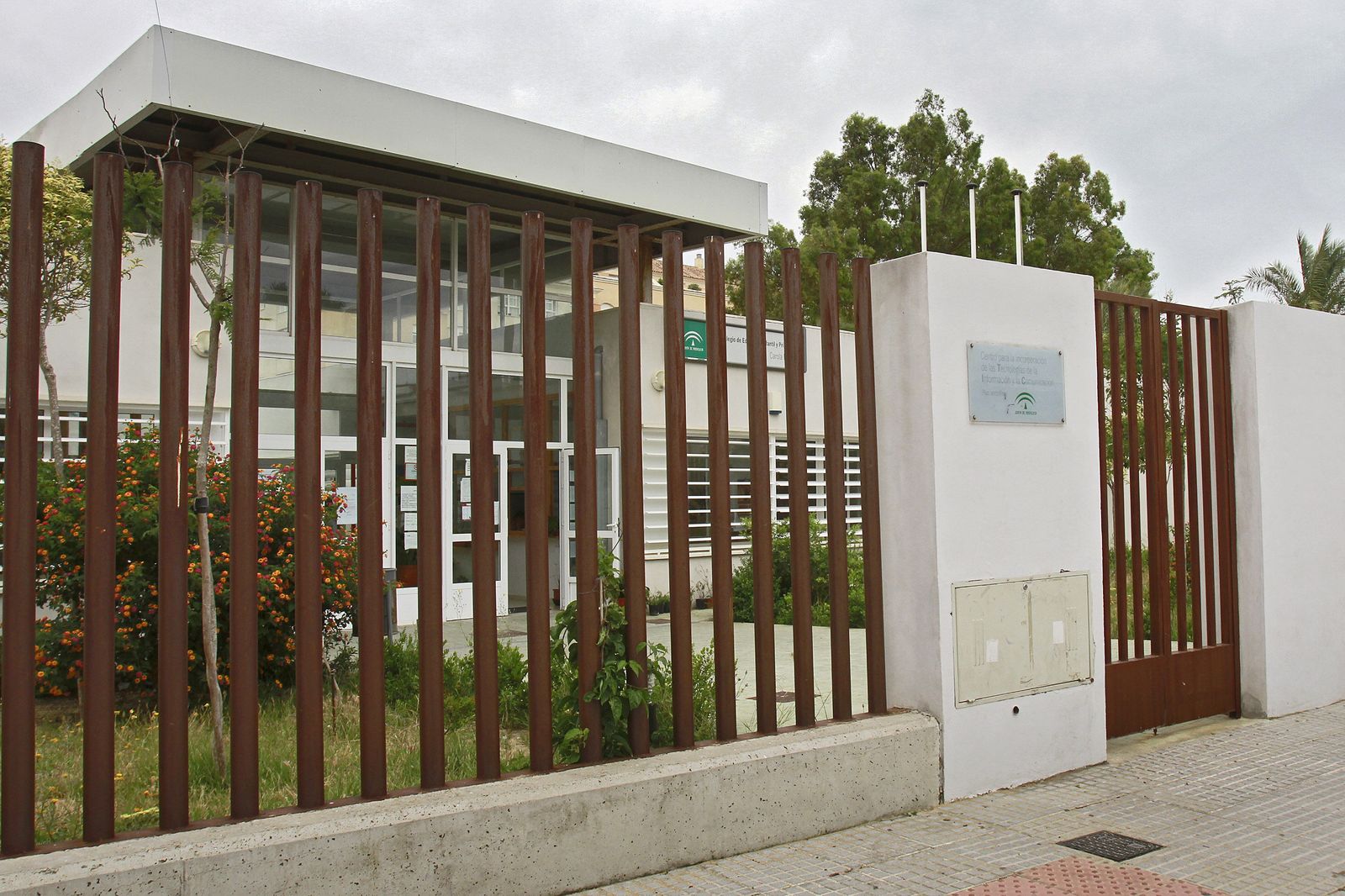 Entrada del CEIP Carola Ribed, que está pendiente de ampliación.
