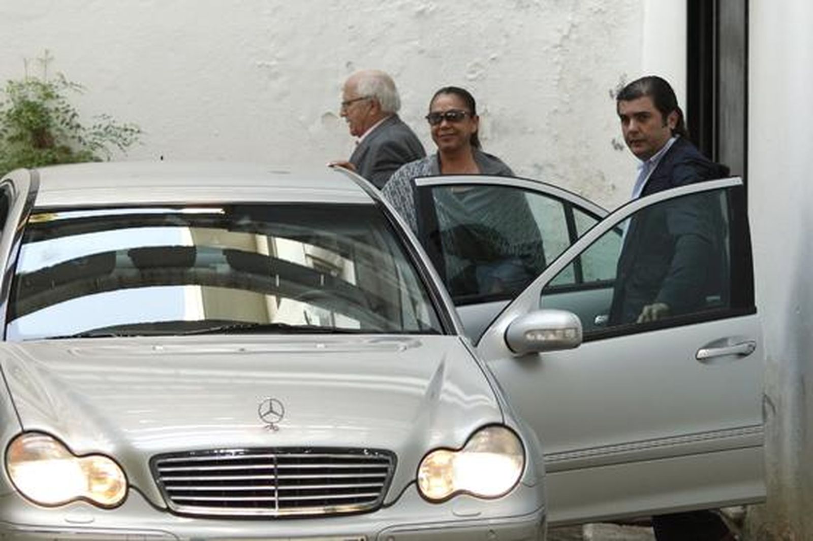 Isabel Pantoja levanta un revuelo mediático a su llegada a los juzgados de Marbella. / Reuters