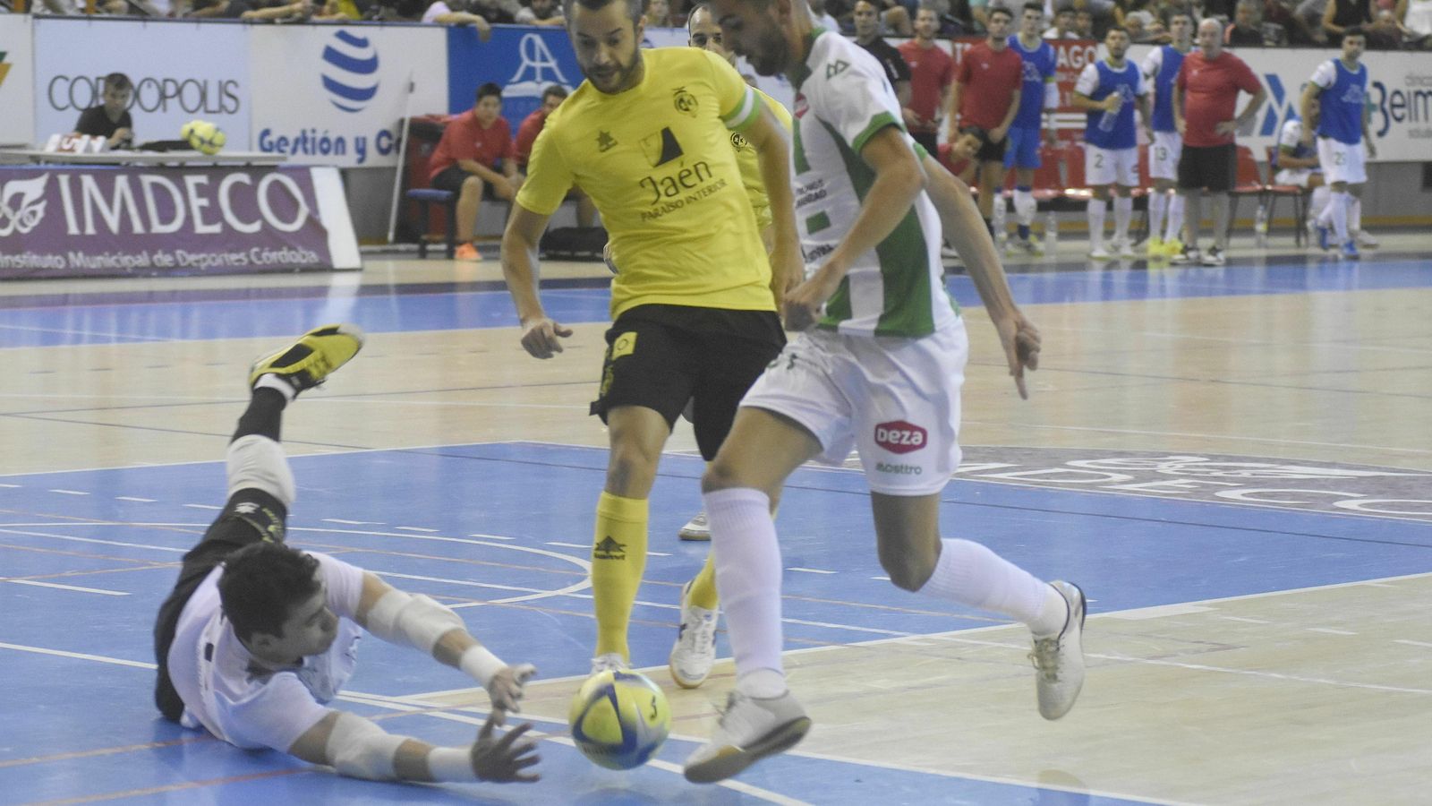 Zequi intenta superar a Gozi, el meta del Jaén Paraíso Interior, con Mauricio a la expectativa.