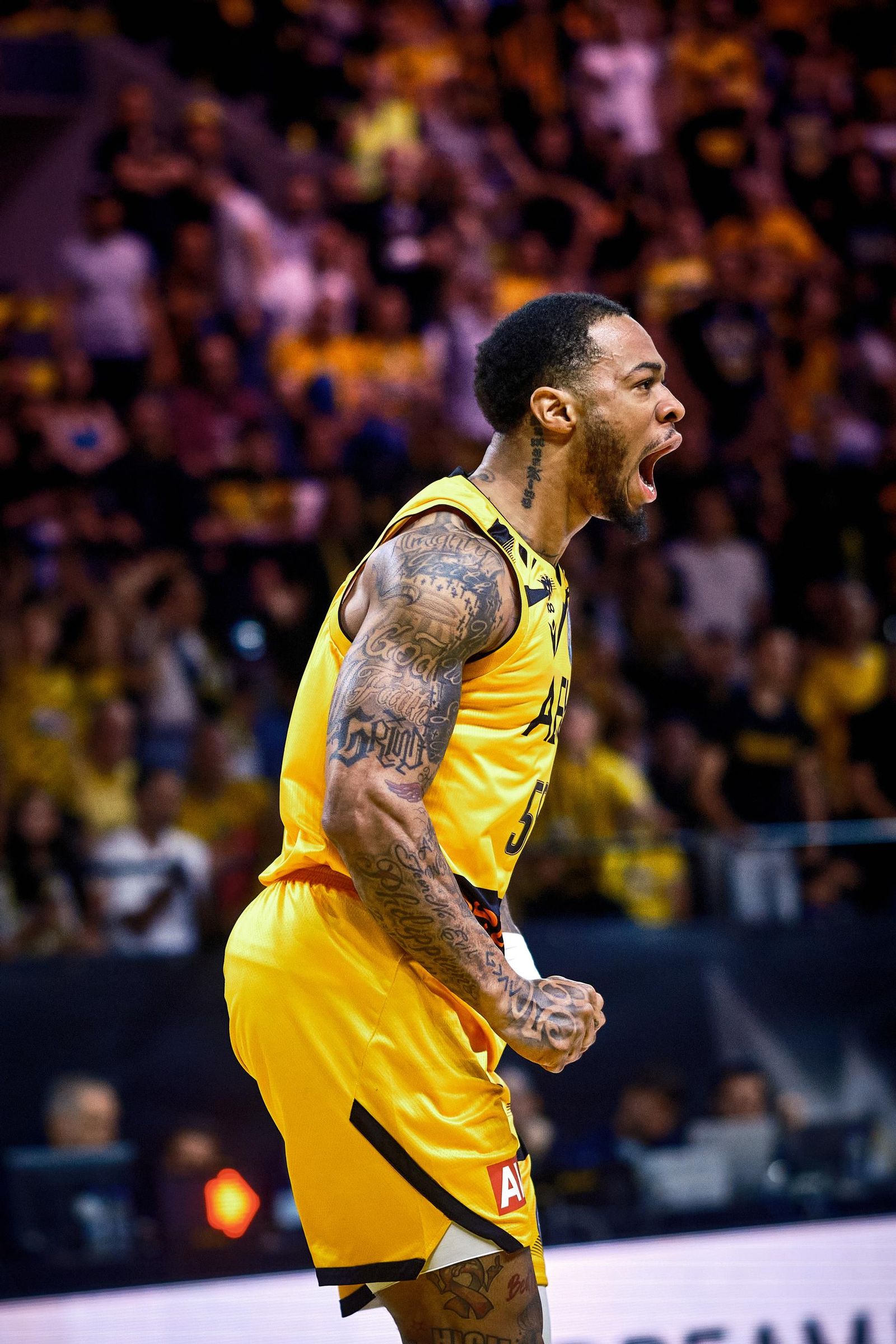 El AEK remonta y le quita al Tenerife el tercer puesto (77-73)