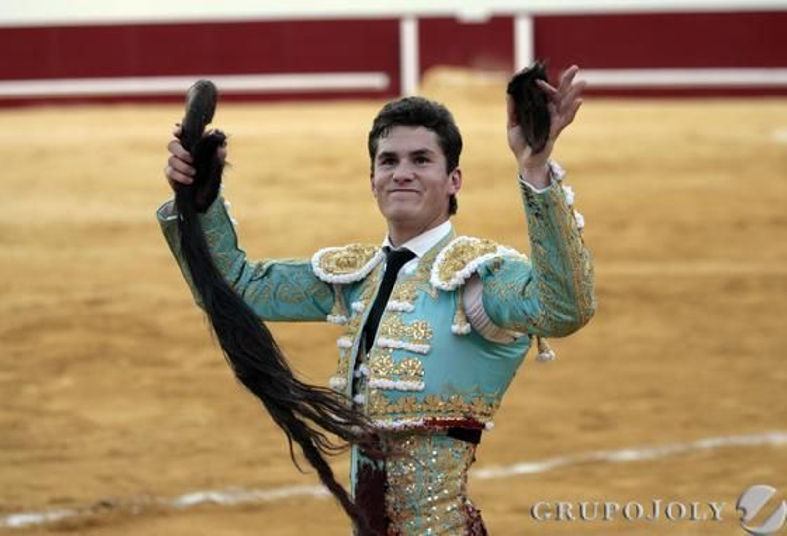 Daniel Luque muestra las dos orejas y el rabo conseguido.

Foto: Juan Carlos Muñoz